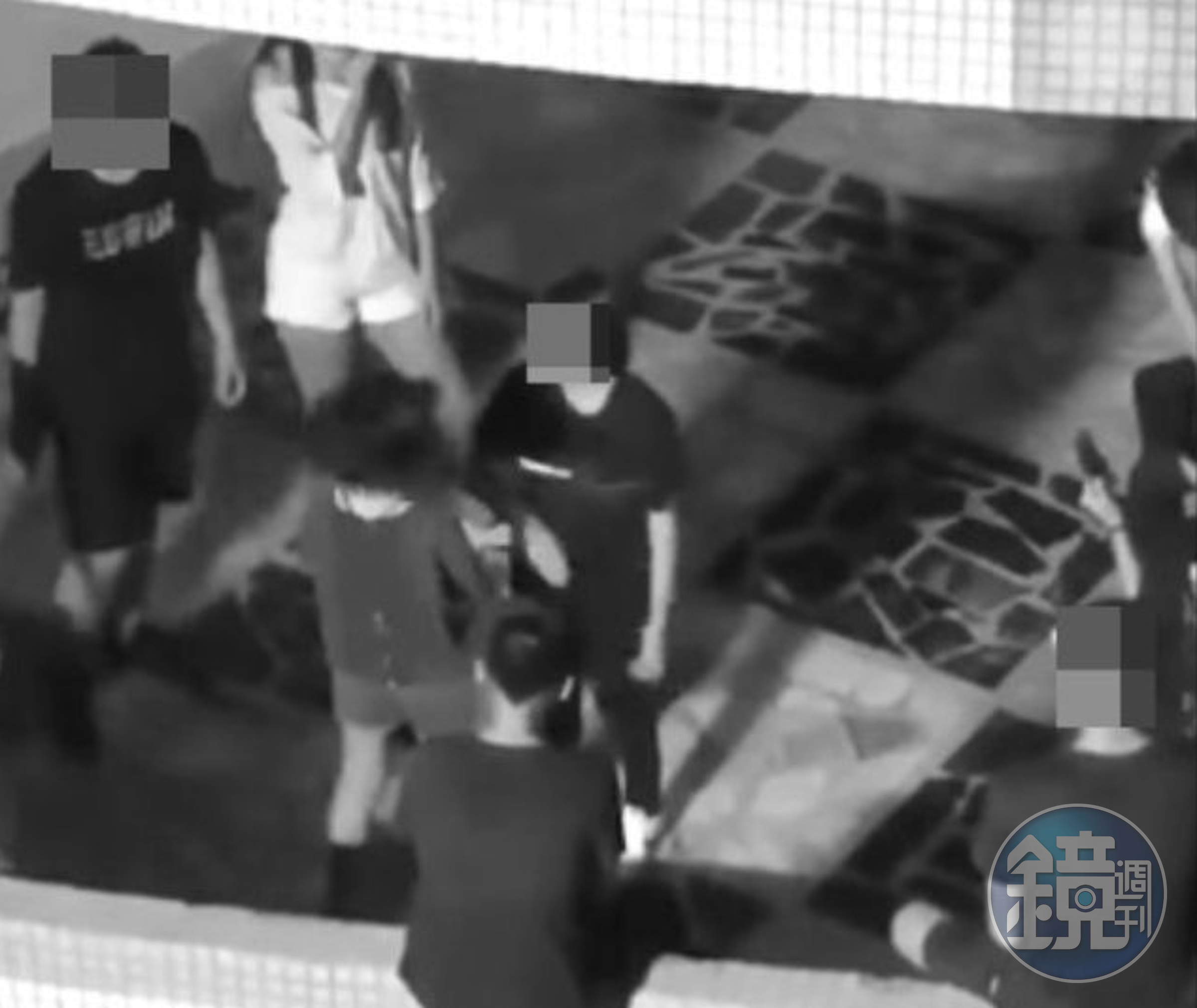一群青少年男女晚間在校園裡，集體霸凌自己的朋友。（翻攝爆廢公社二館）