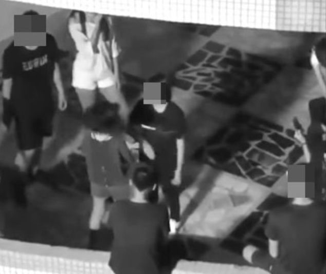 一群青少年男女晚間在校園裡，集體霸凌自己的朋友。（翻攝爆廢公社二館）