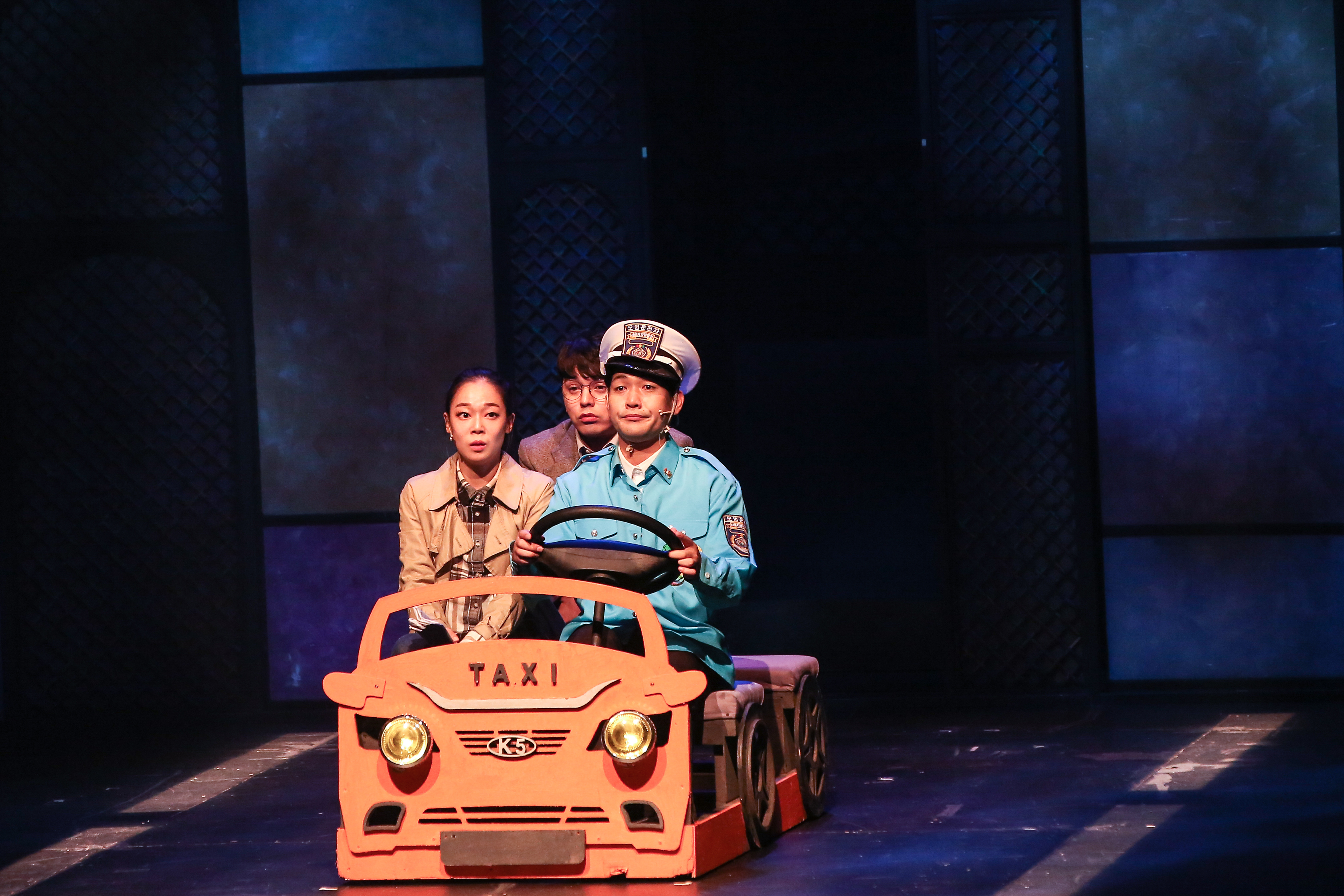 韓國原創音樂劇《尋找金鐘旭》由3名演員挑戰24個角色，讓觀眾看得過癮。