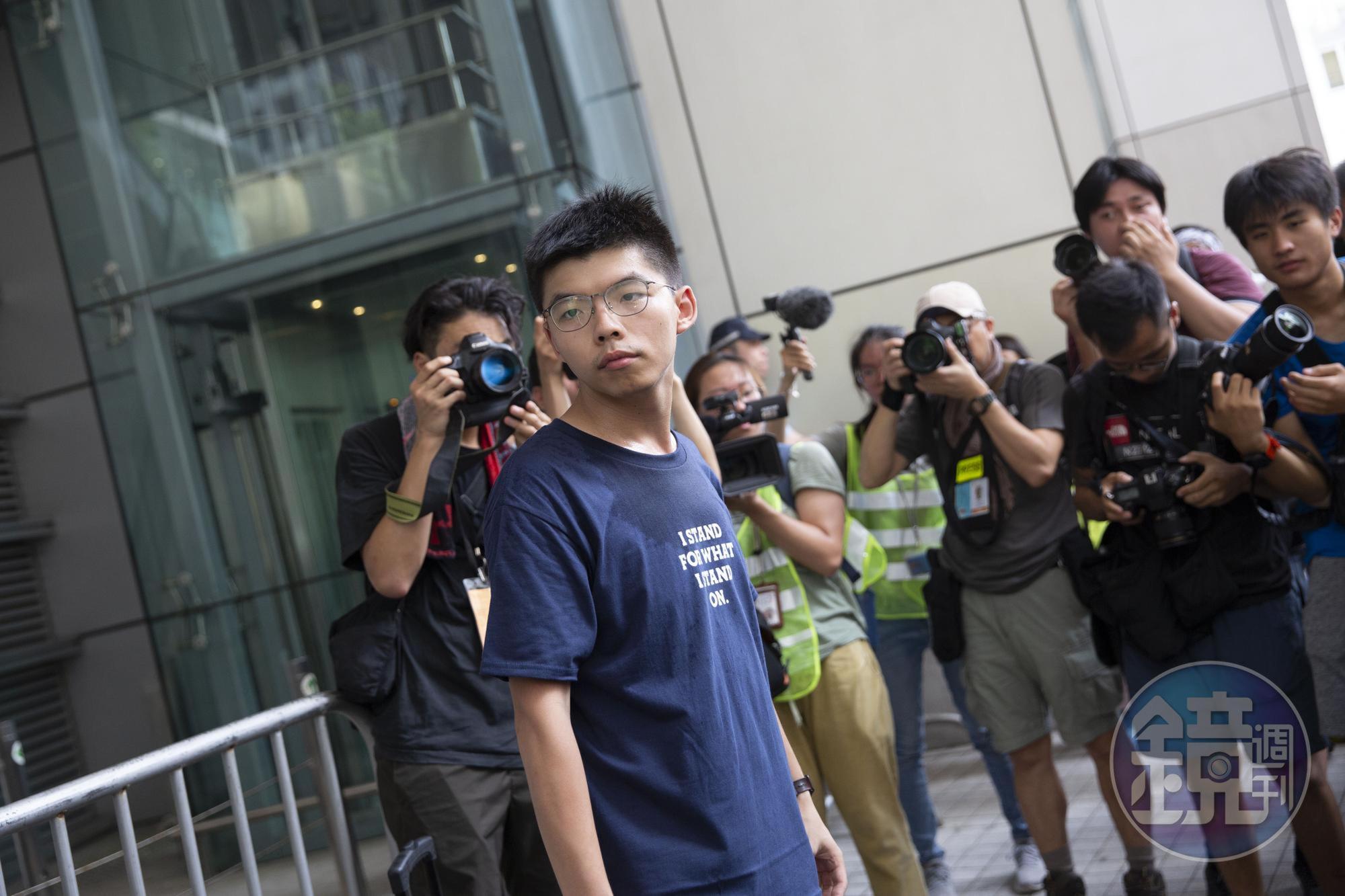 黃之鋒日前接受本刊專訪，才表示相較一些年輕人安全許多，沒想到今日當眾被捕，當時的言論和今時際遇相當諷刺。