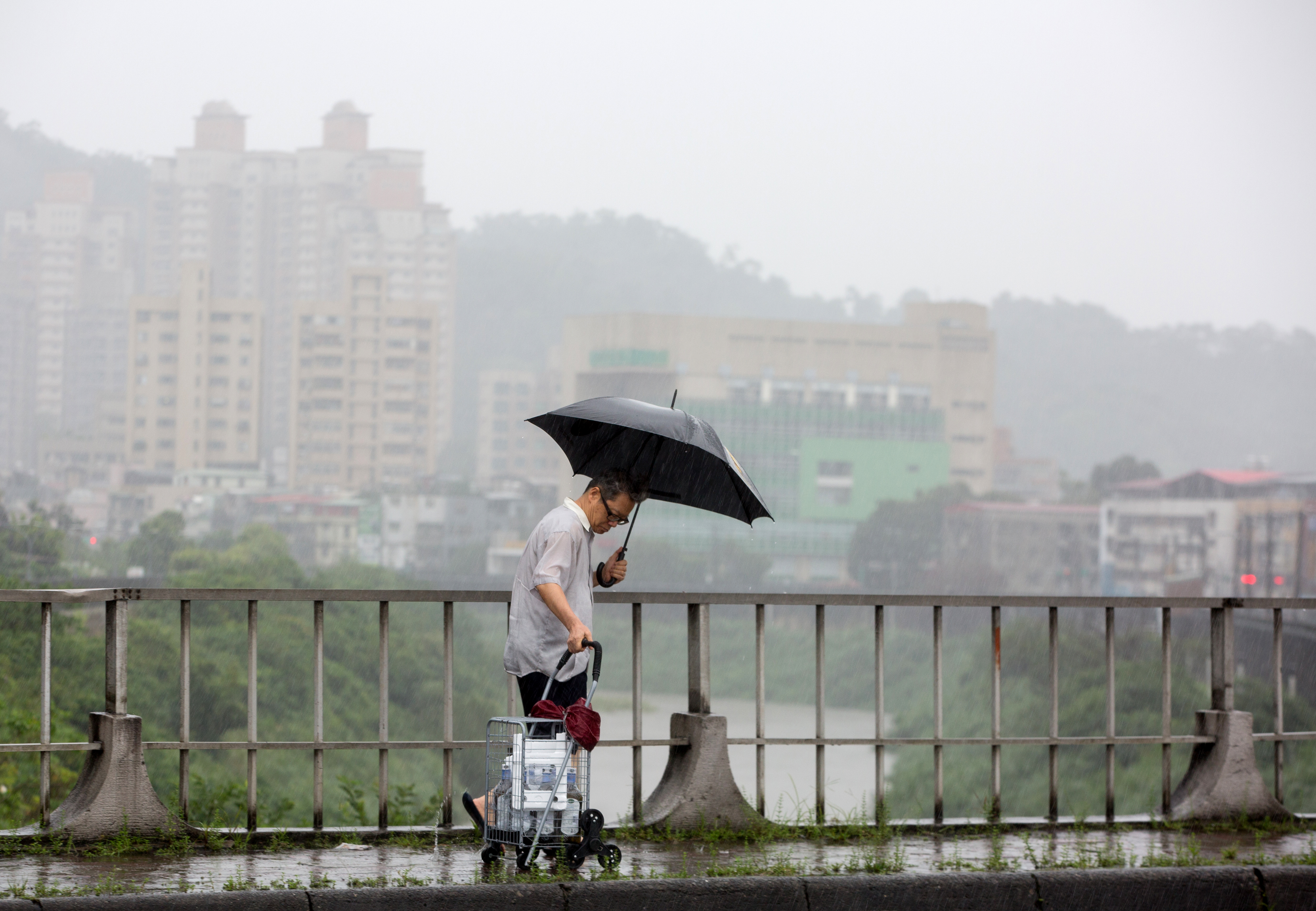 中央氣象局發布台北市、新北市大雷雨特報，提醒民眾如果聽到雷聲或看到閃電，請盡速入室內。