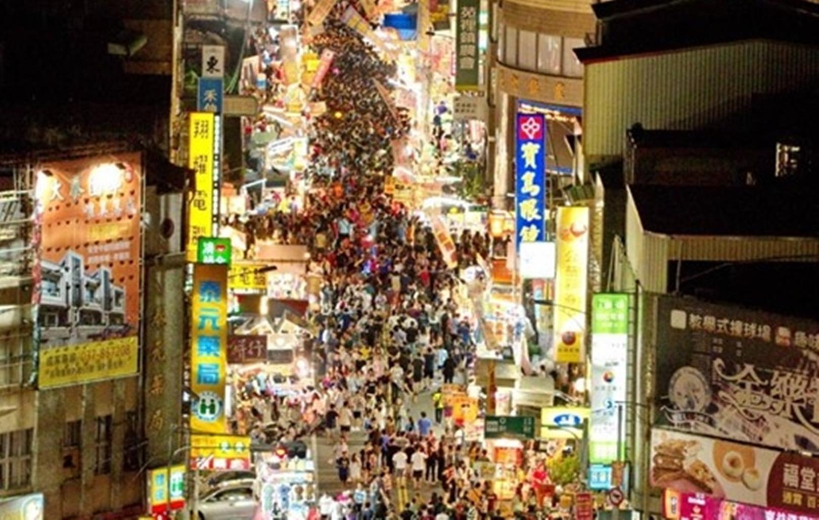 苑裡「鬼門關夜市」起死回生9/13照常舉辦，地點改到苑裡天下路。（TNT Fly 天際空中攝影有限公司分享提供）