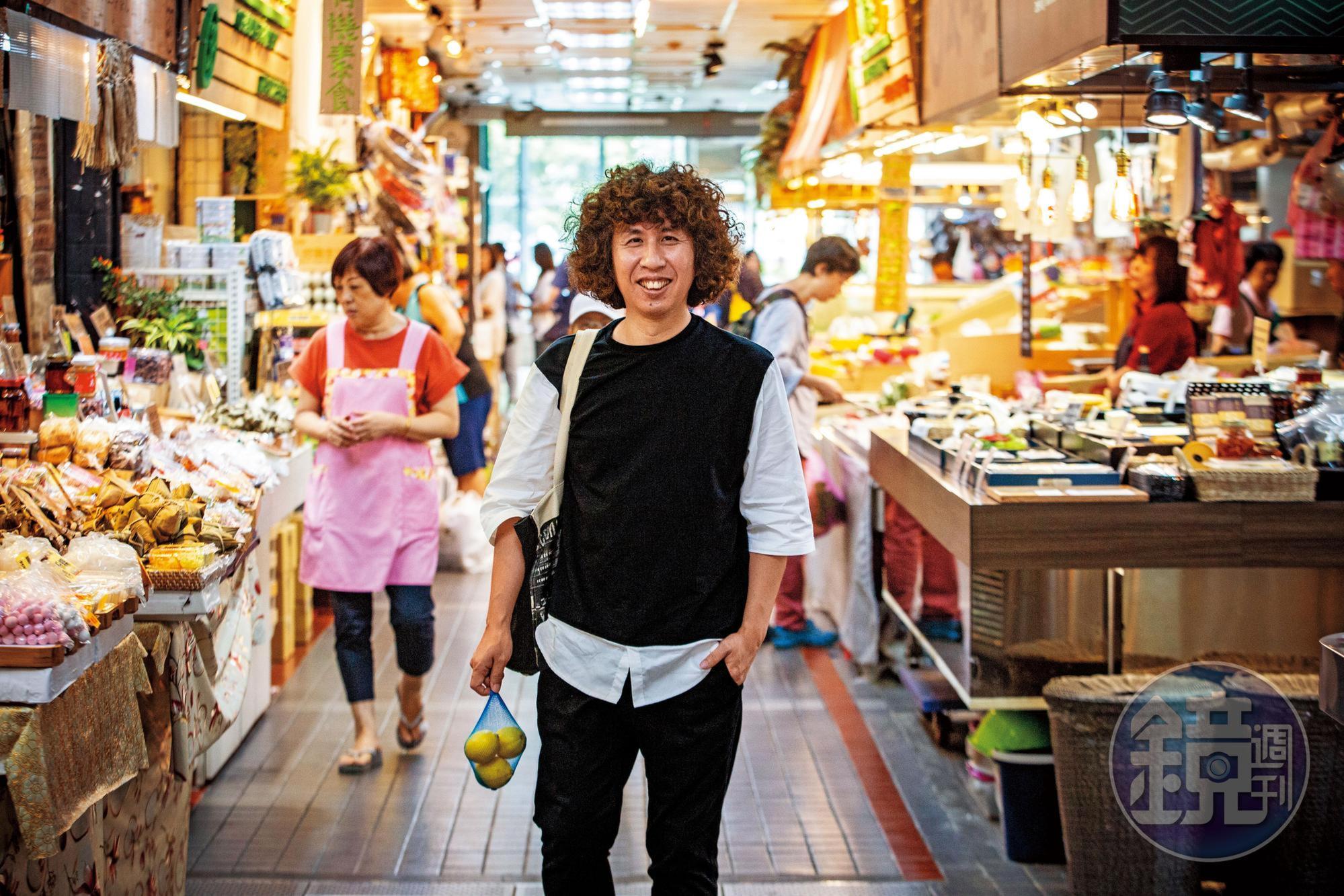 李明璁17歲跟著父母搬回北市士林，當年的舊市場已改建為文青打卡點的士東市場。