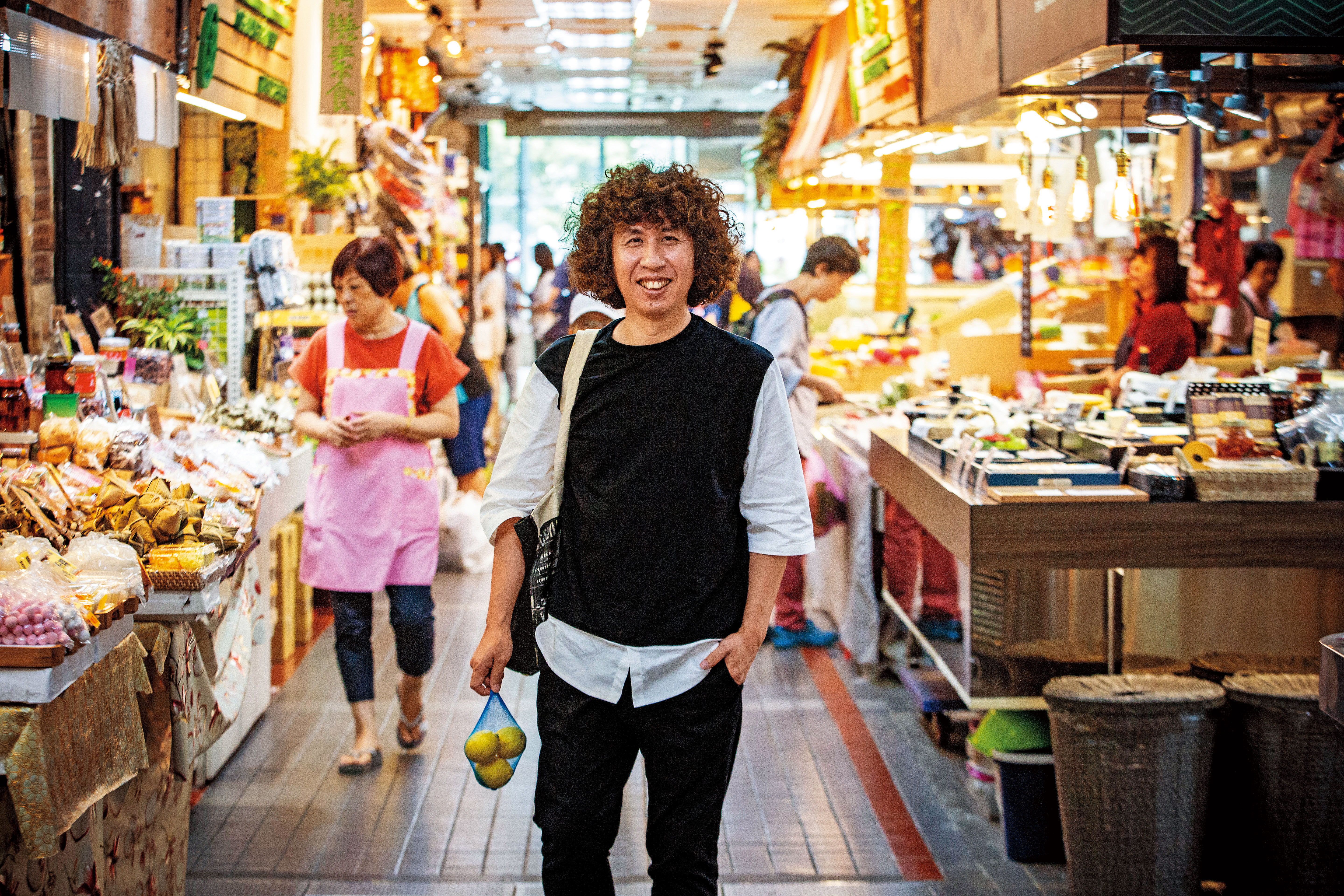 李明璁17歲跟著父母搬回北市士林，當年的舊市場已改建為文青打卡點的士東市場。