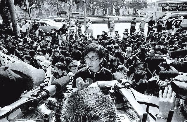 李明璁（中）為野草莓學運發起人之一，被以「首謀者」起訴，法官陳思帆提請釋憲，確認《集會遊行法》有違憲之惡，後判無罪。（李明璁提供）