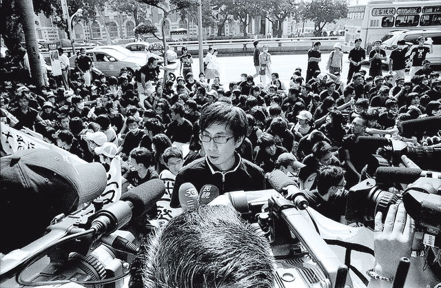 李明璁（中）為野草莓學運發起人之一，被以「首謀者」起訴，法官陳思帆提請釋憲，確認《集會遊行法》有違憲之惡，後判無罪。（李明璁提供）