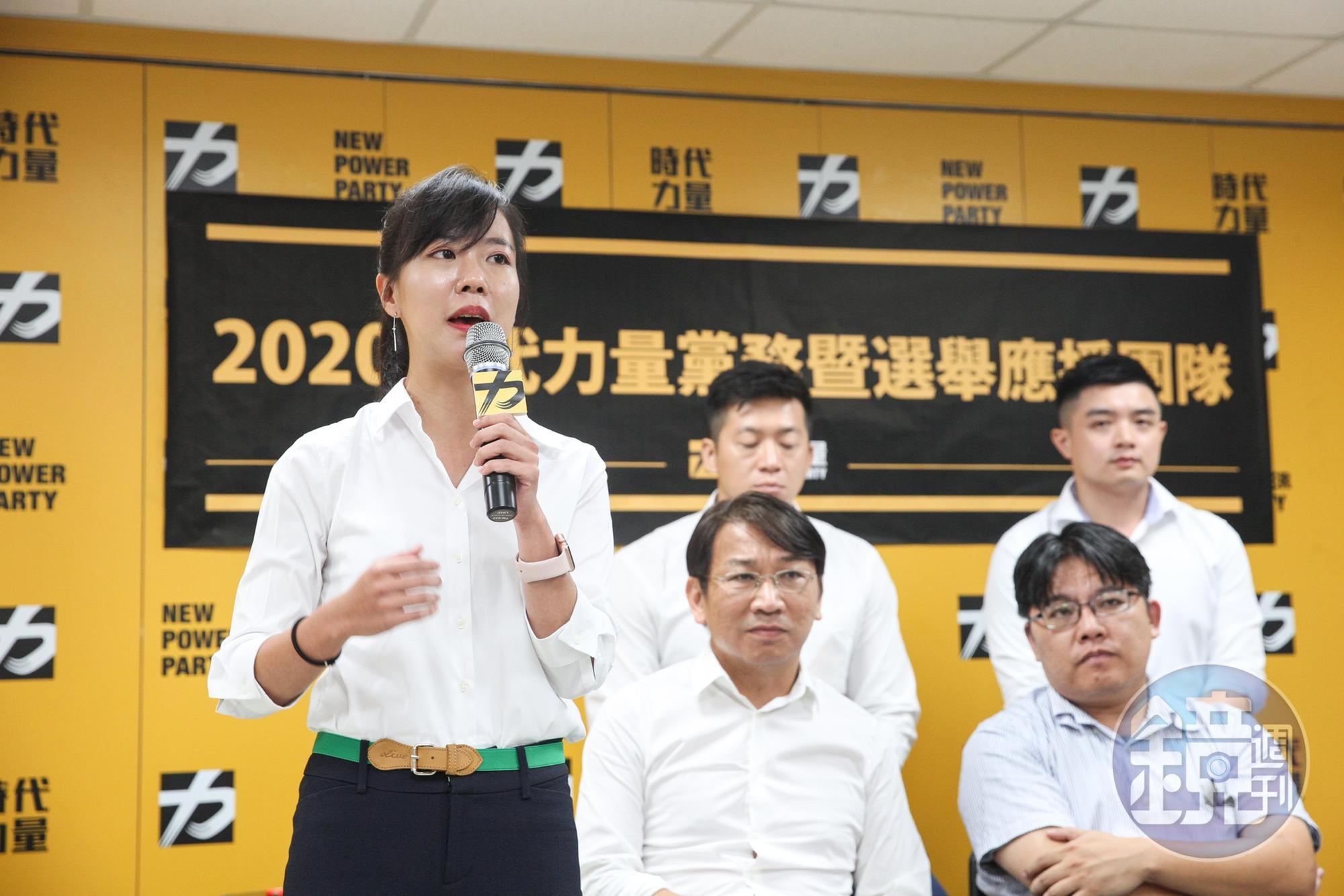 時代力量新任祕書長吳佩芸（左1）僅27歲，成為最年輕的祕書長。