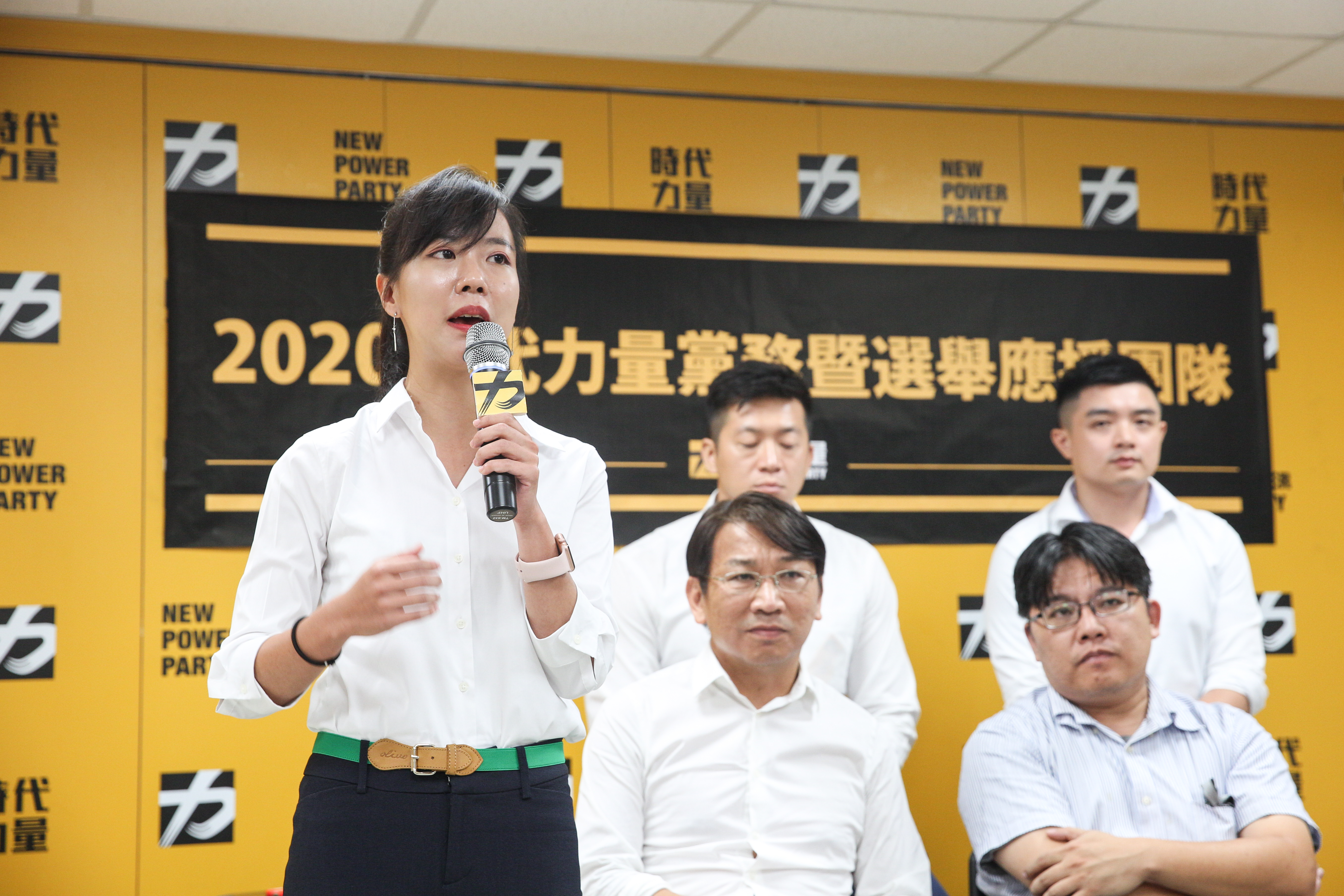 時代力量新任祕書長吳佩芸（左1）僅27歲，成為最年輕的祕書長。