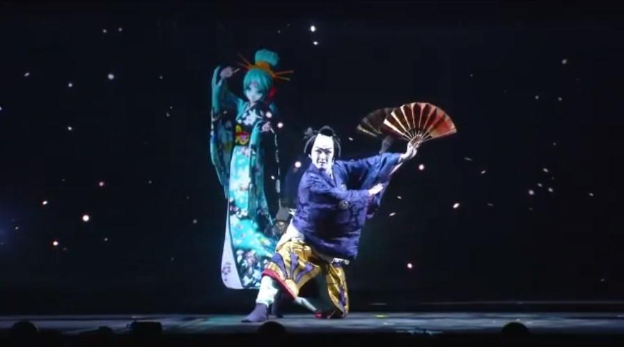 初音未來雖然只是虛擬歌手,但多虧3D影像技術,無論是開演唱會,還是和真人一起演戲,都不是難事。(翻攝自超歌舞伎官網)