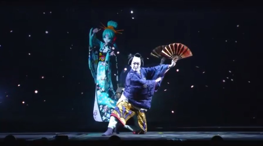 初音未來雖然只是虛擬歌手，但多虧3D影像技術，無論是開演唱會，還是和真人一起演戲，都不是難事。（翻攝自超歌舞伎官網）