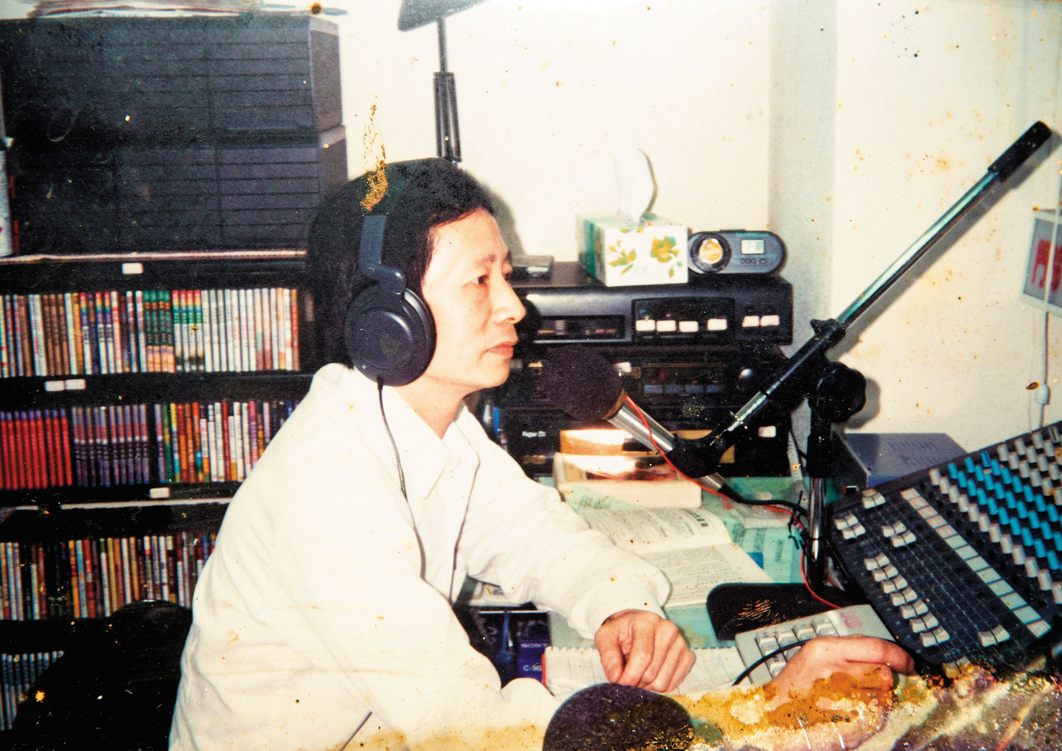 1980年朋友在電台幫忙廣告，吳家豆干生意大好，後來吳長生也當過一陣子廣播主持人。（吳思瑩提供）