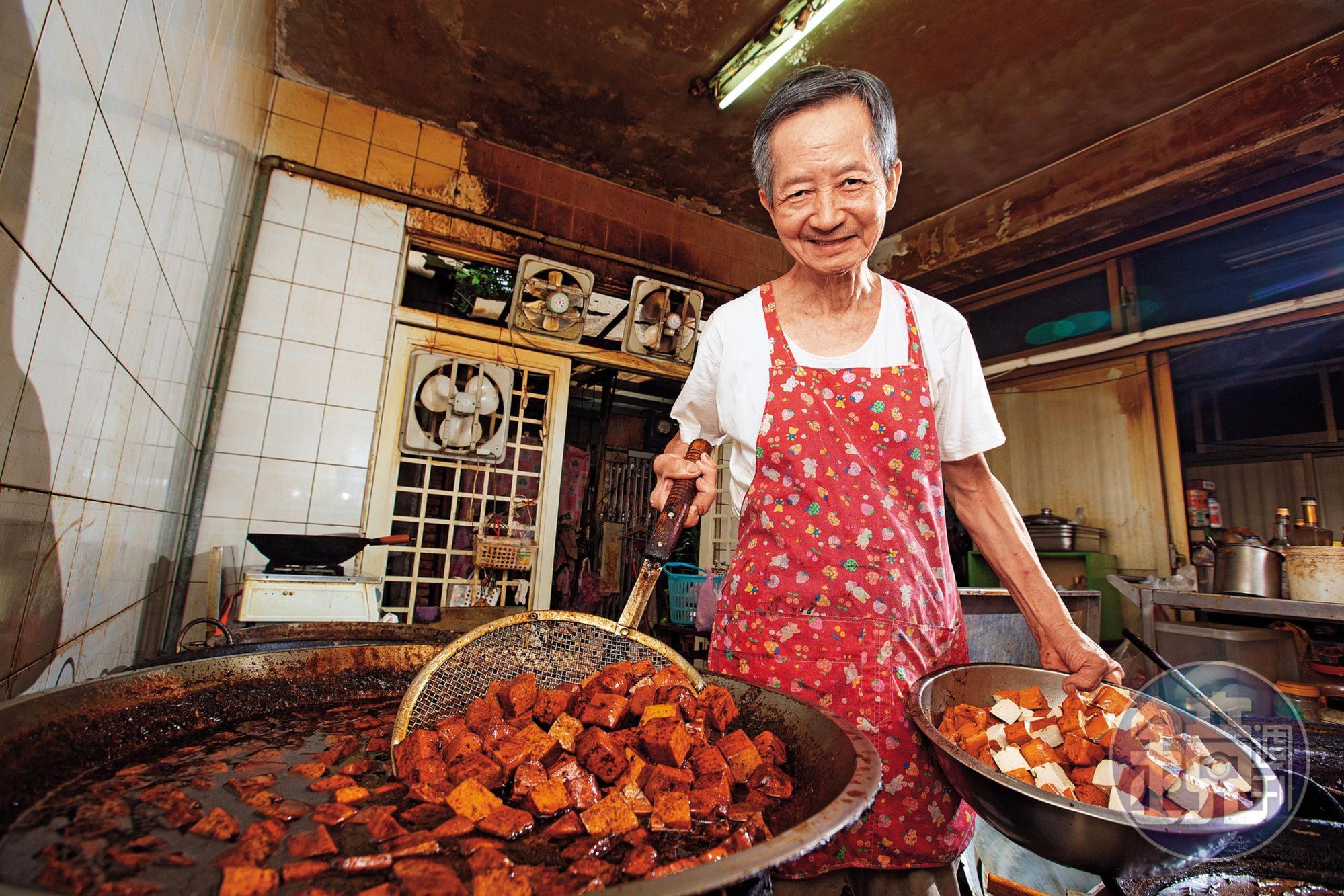 吳家豆干老闆吳長生堅持所有產品不假他人之手，每天都是自己親自滷製。