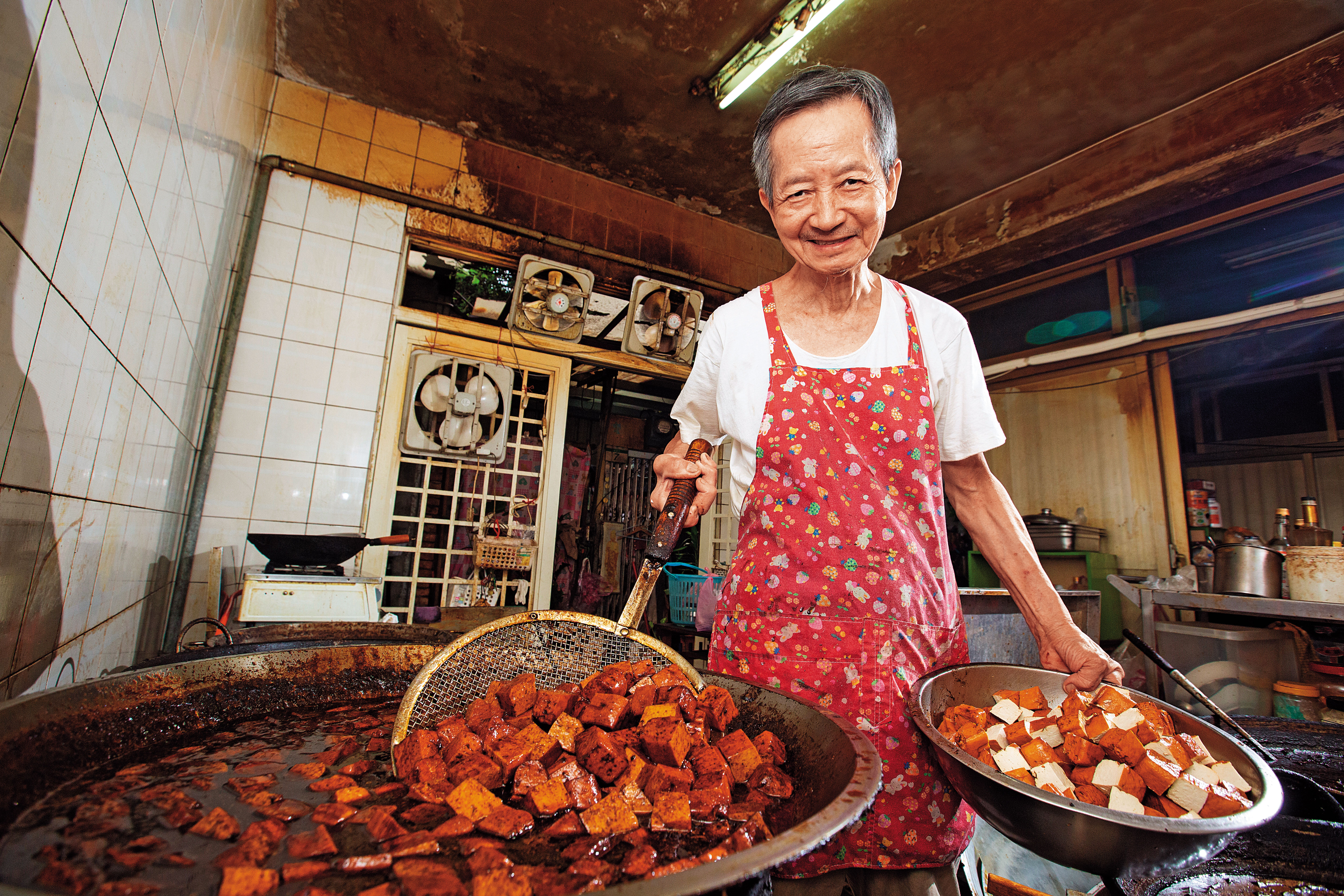 吳家豆干老闆吳長生堅持所有產品不假他人之手，每天都是自己親自滷製。