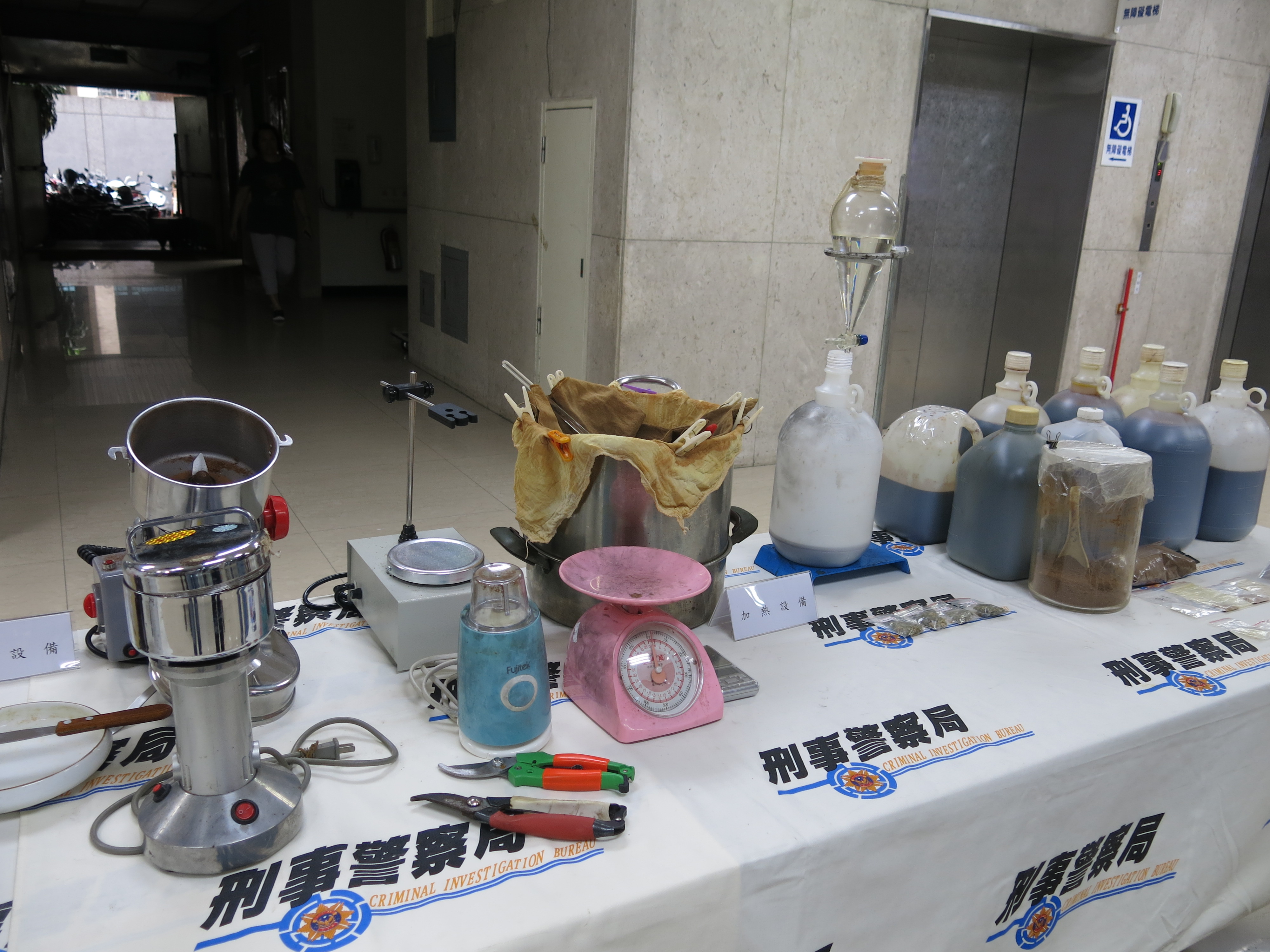 陳嫌用各式化學藥劑提鍊毒品。（刑事局提供）