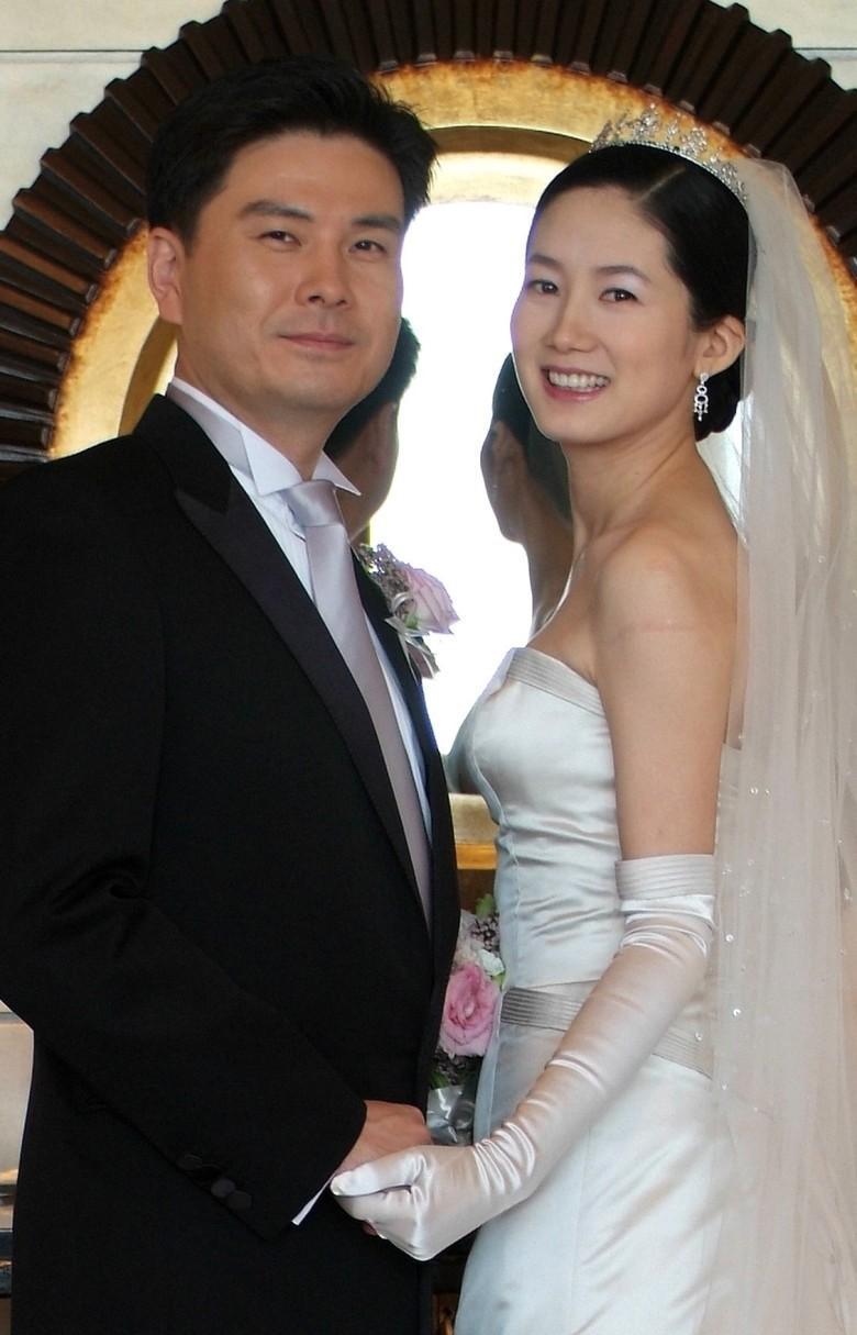 李英愛與老公前任女友沈銀河(右)長得超像,兩人一直被比較。沈銀河2005年與任職國會議員的老公池尚昱結婚後淡出幕前。(翻攝自韓網)
