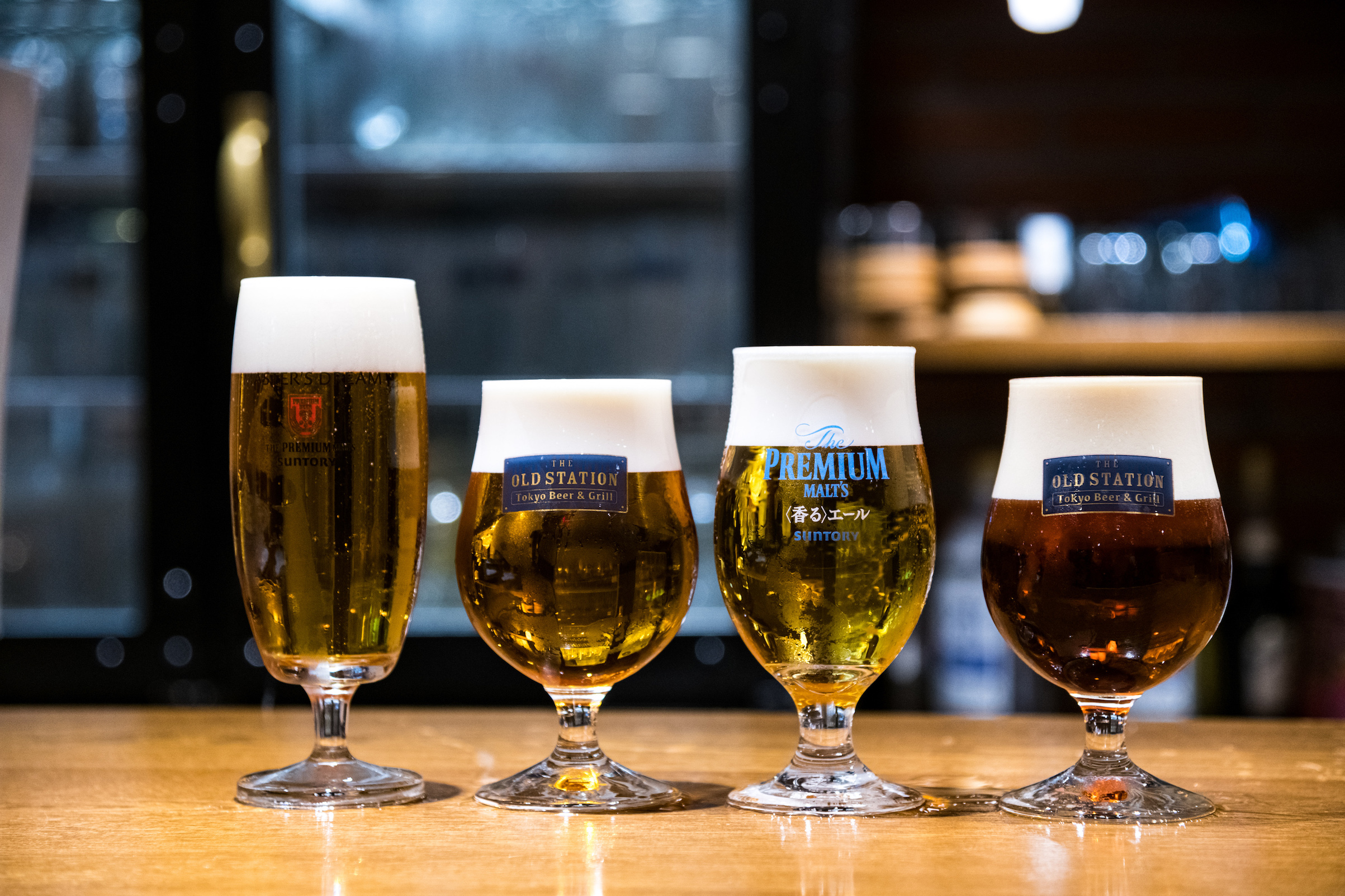 在東京車站二樓的THE OLD STATION可一次品嘗多款The PREMIUM MALT’S系列生啤。（550～750日圓／杯，約合NT$157～214）