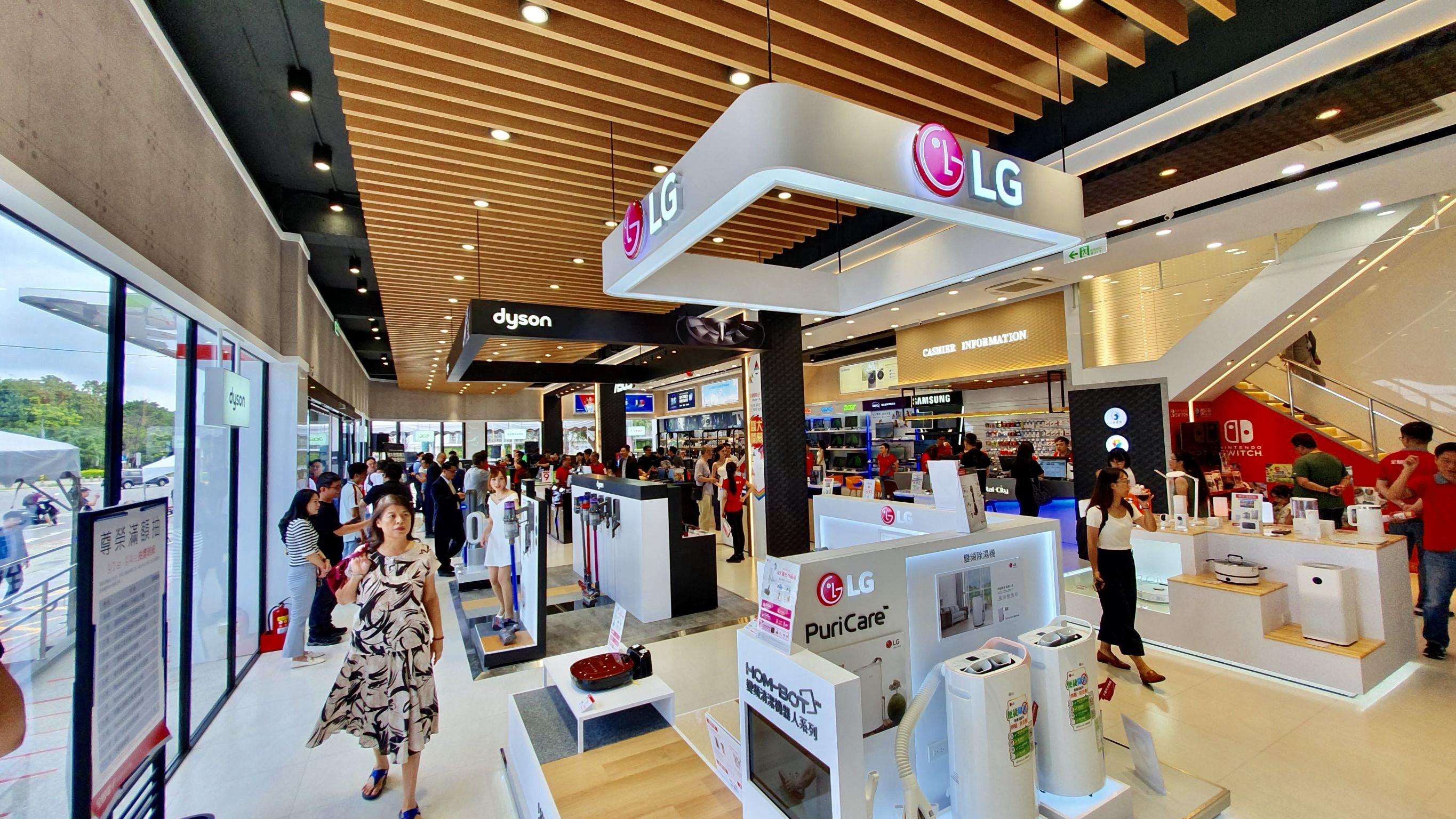 Digital City新竹竹北店佔地約300坪，產品品項相當齊全。
