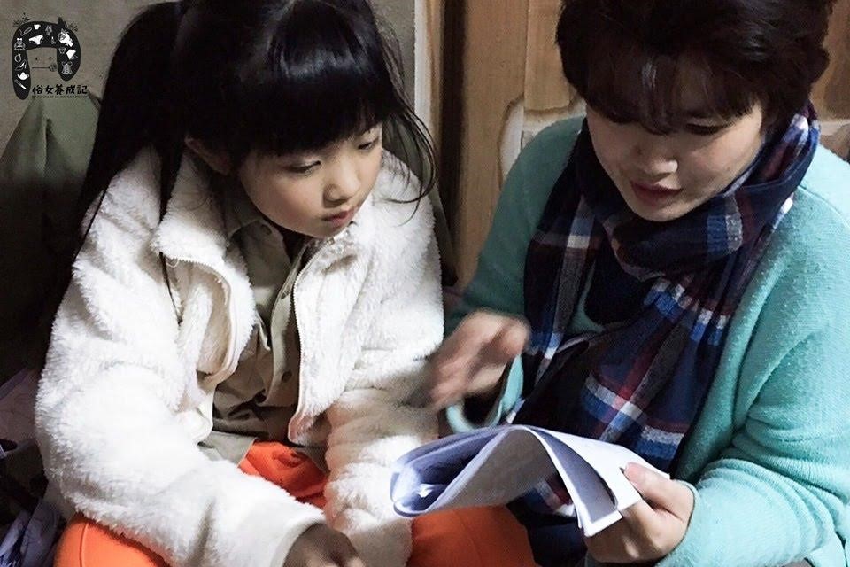 嚴藝文(右)在執導《俗女》的過程中,也重新審視和母親的關係。左為吳以涵。(百戲電影提供)