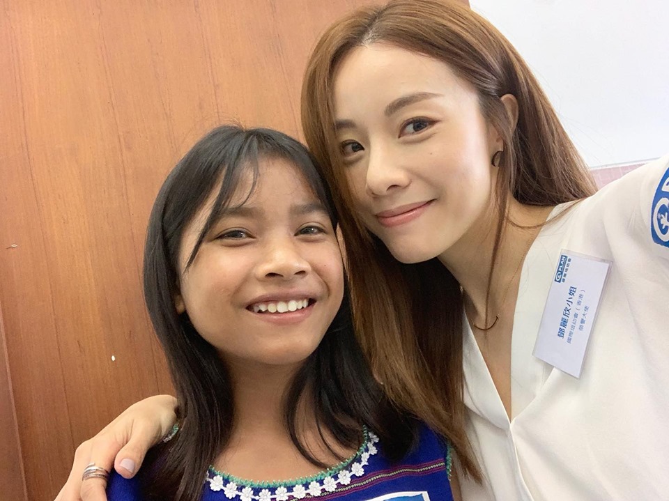 鄧麗欣助養6年的女兒伊露赴港跟她見面，6年沒見，鄧麗欣笑言完全認不出來了。（翻攝鄧麗欣臉書）