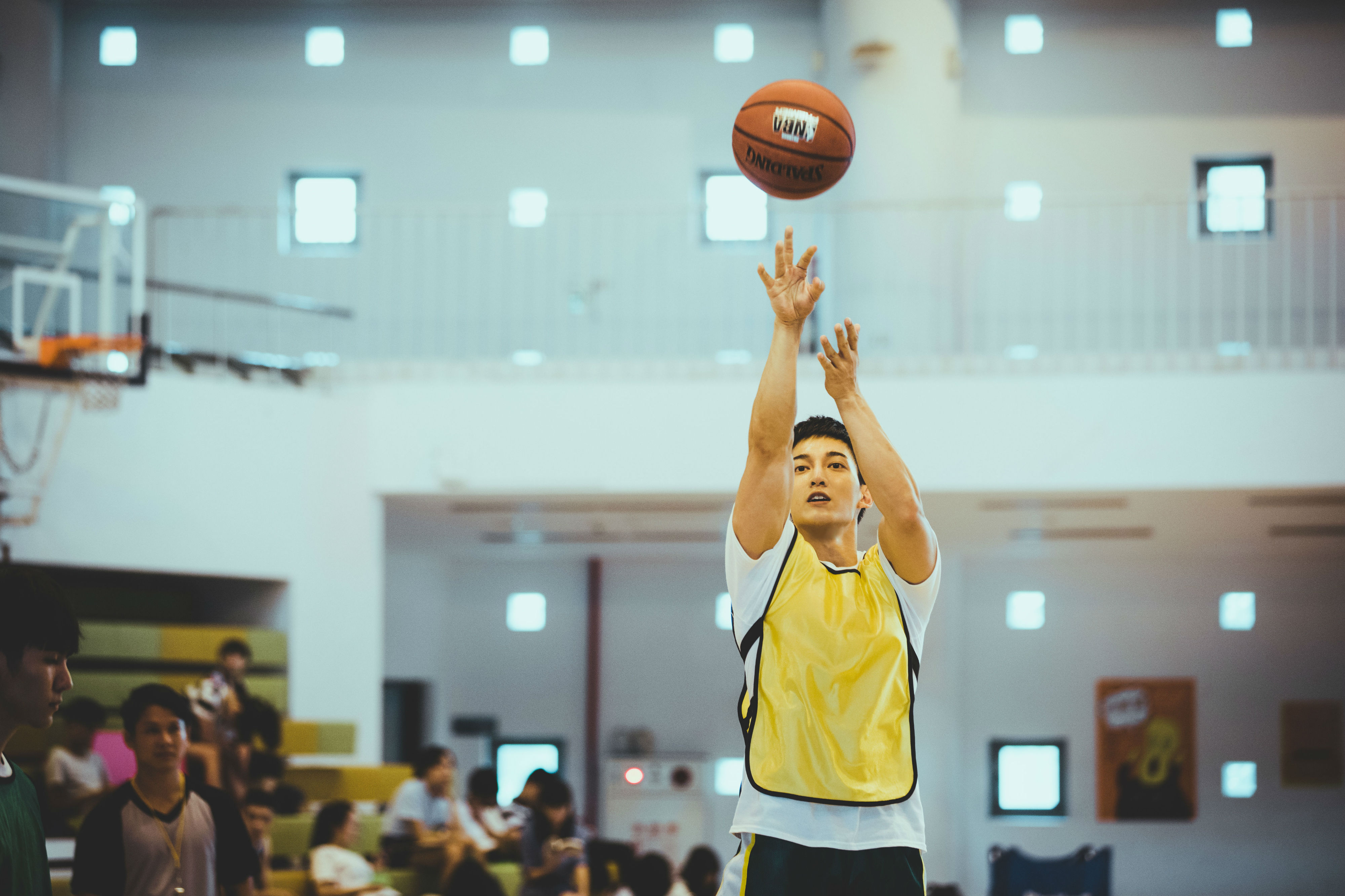 衛視中文台《遺失的二分之一》曾是泰山高中籃球校隊長明星球員王家梁，於戲中發揮籃球美技。（衛視中文台提供）