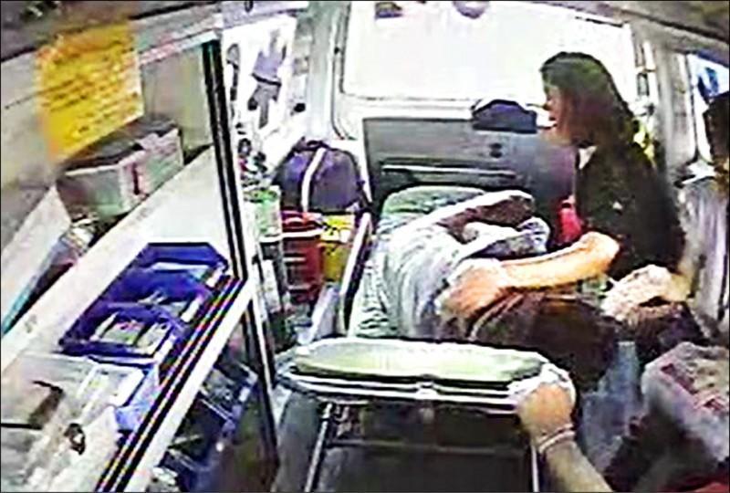 鼎元光電科技公司一名菲律賓籍女移工前日作業不慎，遭化骨水噴濺雙腿後腿部，送往醫院途中痛苦難耐，在救護車上不斷翻來覆去。（消防局提供）