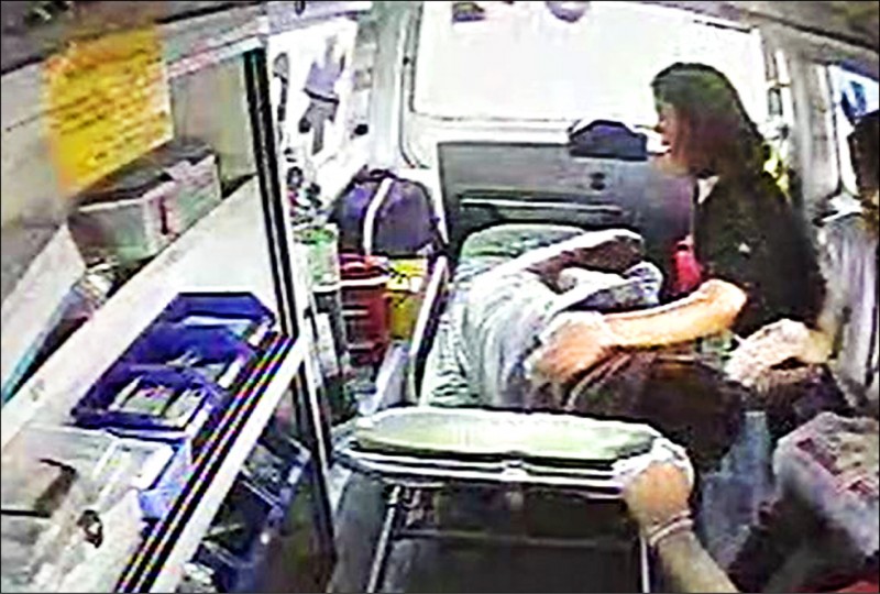鼎元光電科技公司一名菲律賓籍女移工前日作業不慎，遭化骨水噴濺雙腿後腿部，送往醫院途中痛苦難耐，在救護車上不斷翻來覆去。（消防局提供）