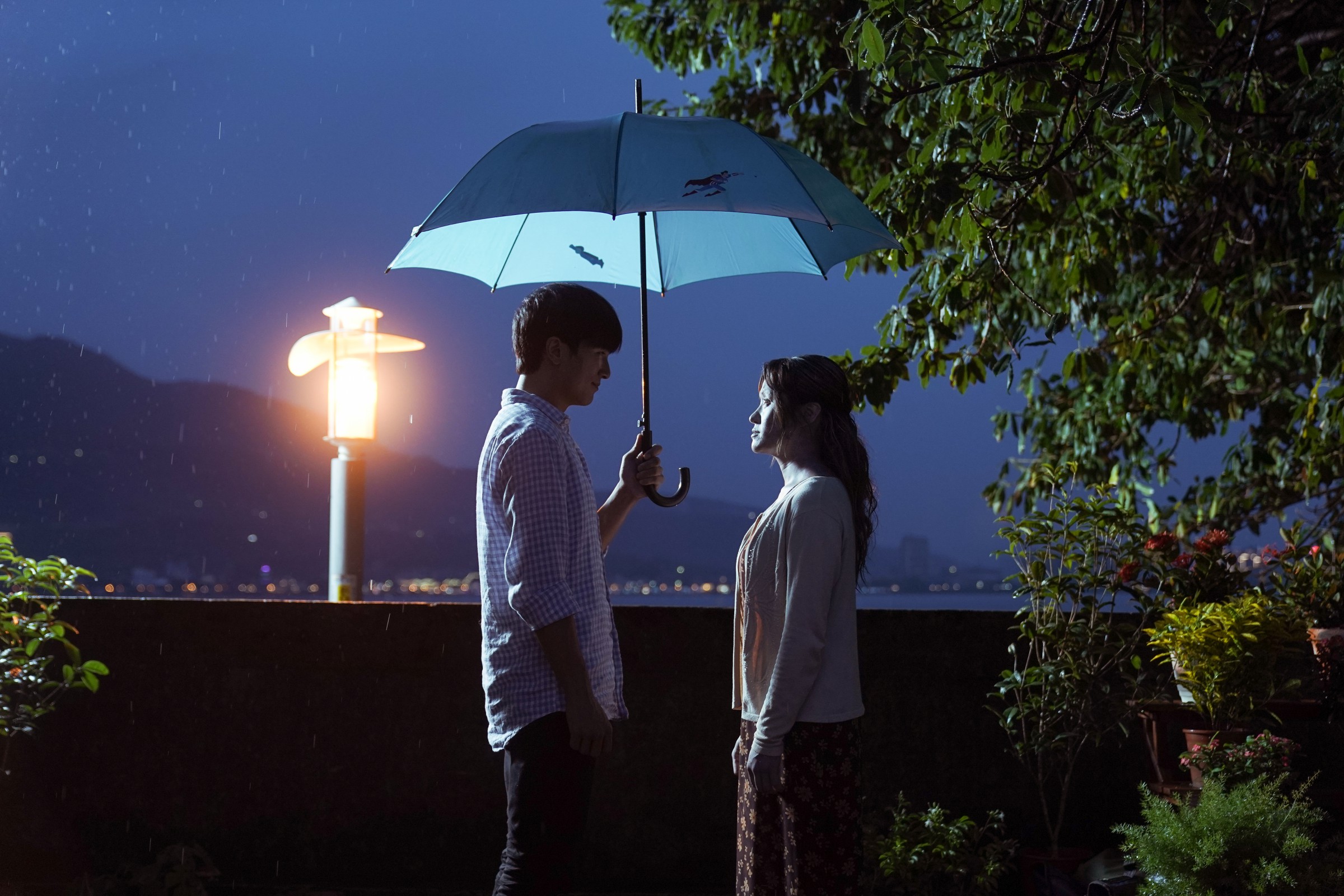 《第九分局》海裕芬與邱澤共撐小雨傘超催淚。（甲上提供）