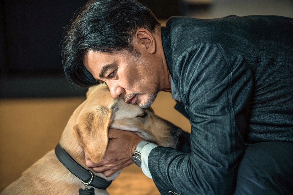 為了演出盲人，任達華戴上特製隱形眼鏡，讓自己處於看不清楚的狀態。（海樂電影提供）