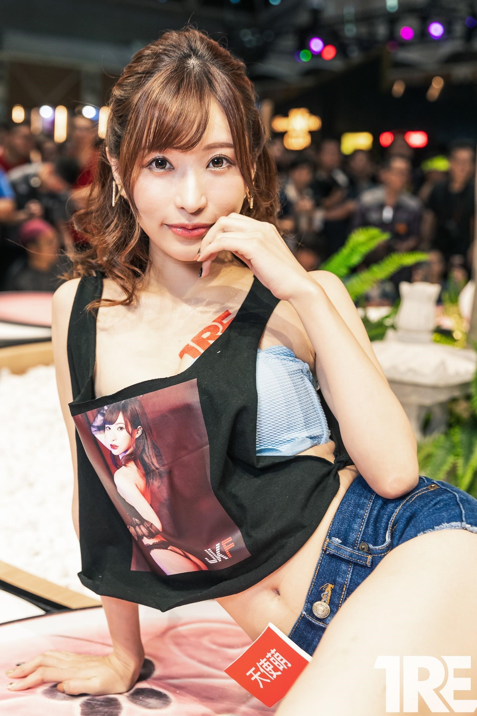 以成人產業為基礎，黃麒瑾將經營觸角延伸至潮T、寫真集等週邊商品。（TRE提供）