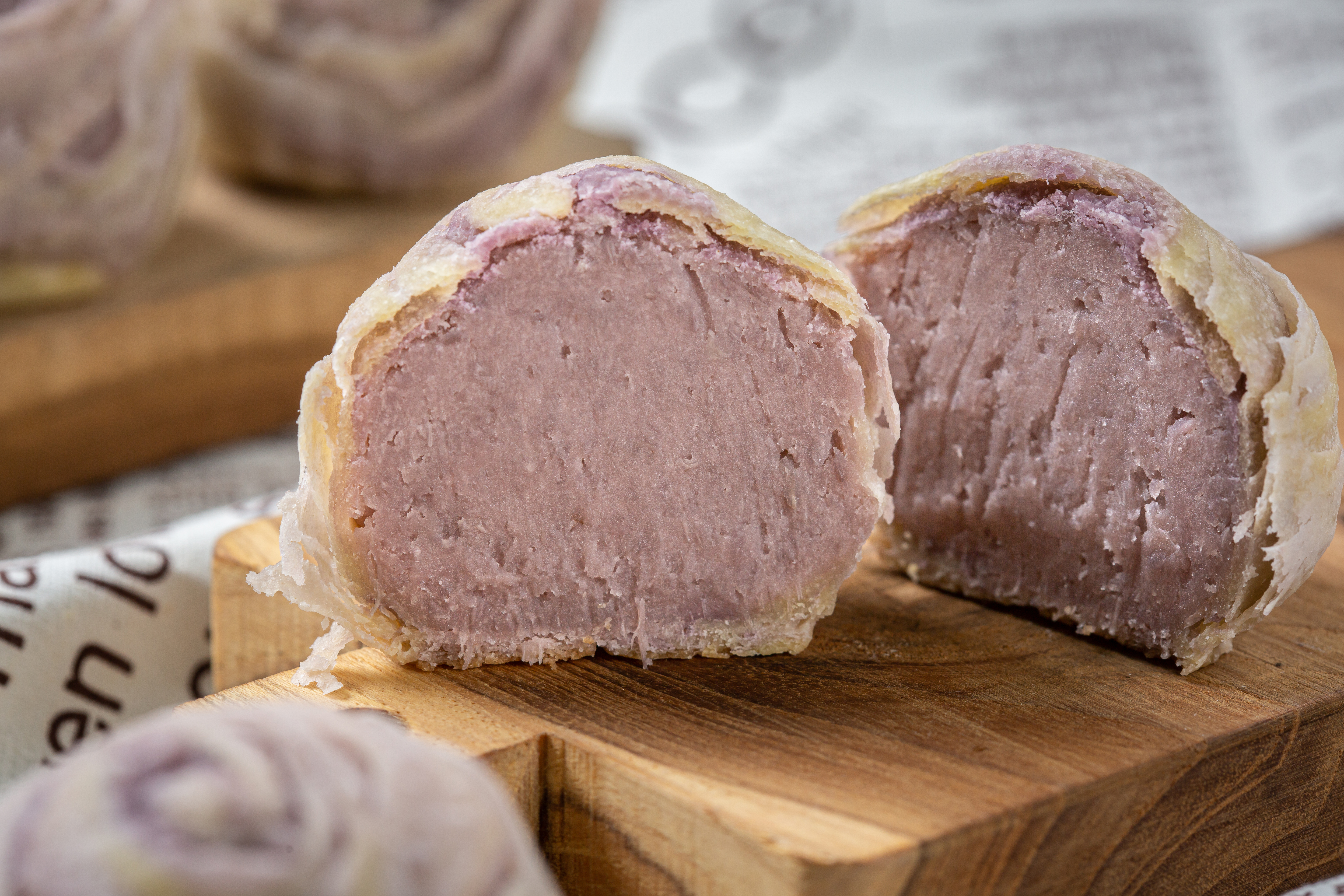 「養汁芋頭酥」內餡只用不加豆沙的純芋泥，不起眼的薄皮下藏著爆量餡料，讓芋頭控心花怒放。（45元／個，495元／11入）