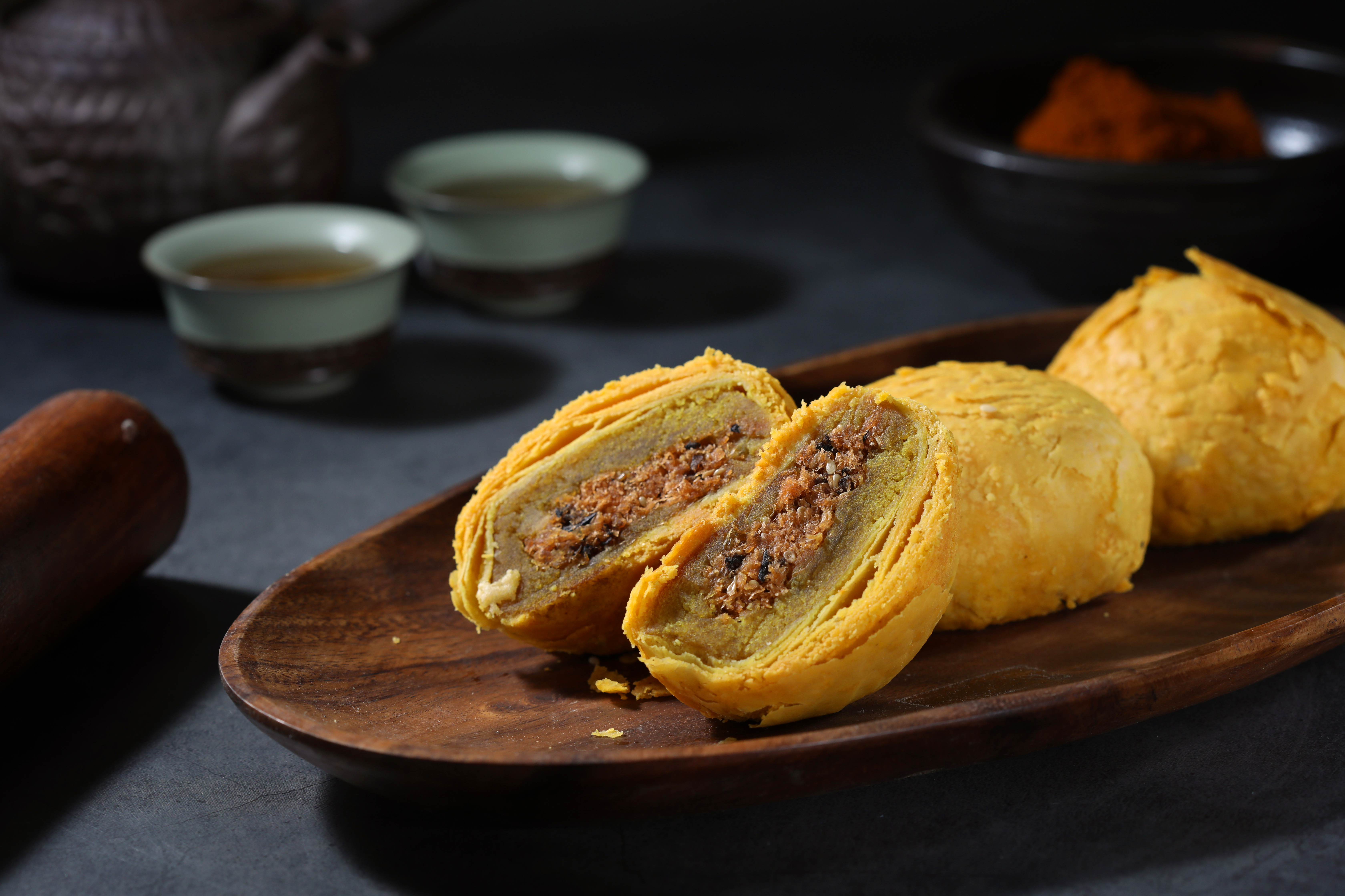 謝老闆試過多款咖哩粉，才為「咖哩餅」找到最佳拍檔。（40元／個）