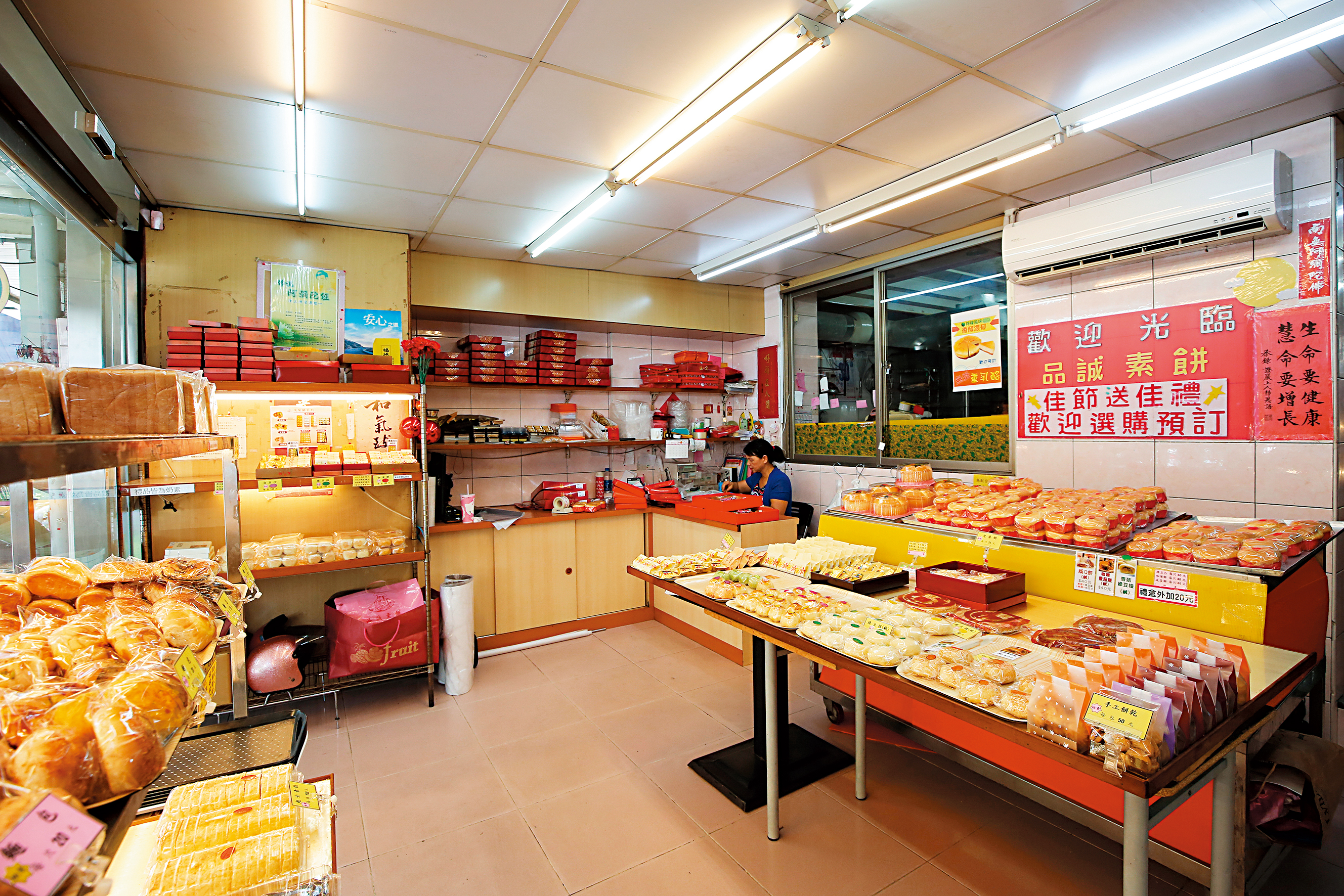 店面小而簡潔，很有傳統麵包店的溫馨感。