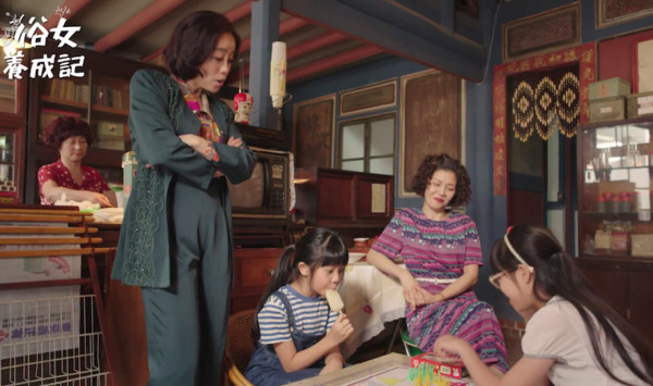 《俗女養成記》裡，阿嬤捏爆釋迦，形容女人貞操的重要。（華視提供）