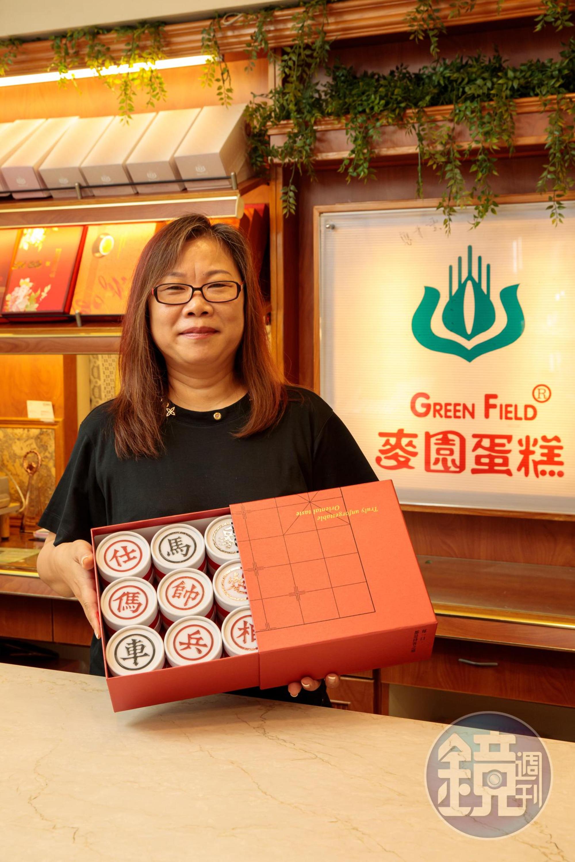 豪爽的老闆娘李素霞得意推銷自家的象棋鳳梨酥禮盒。