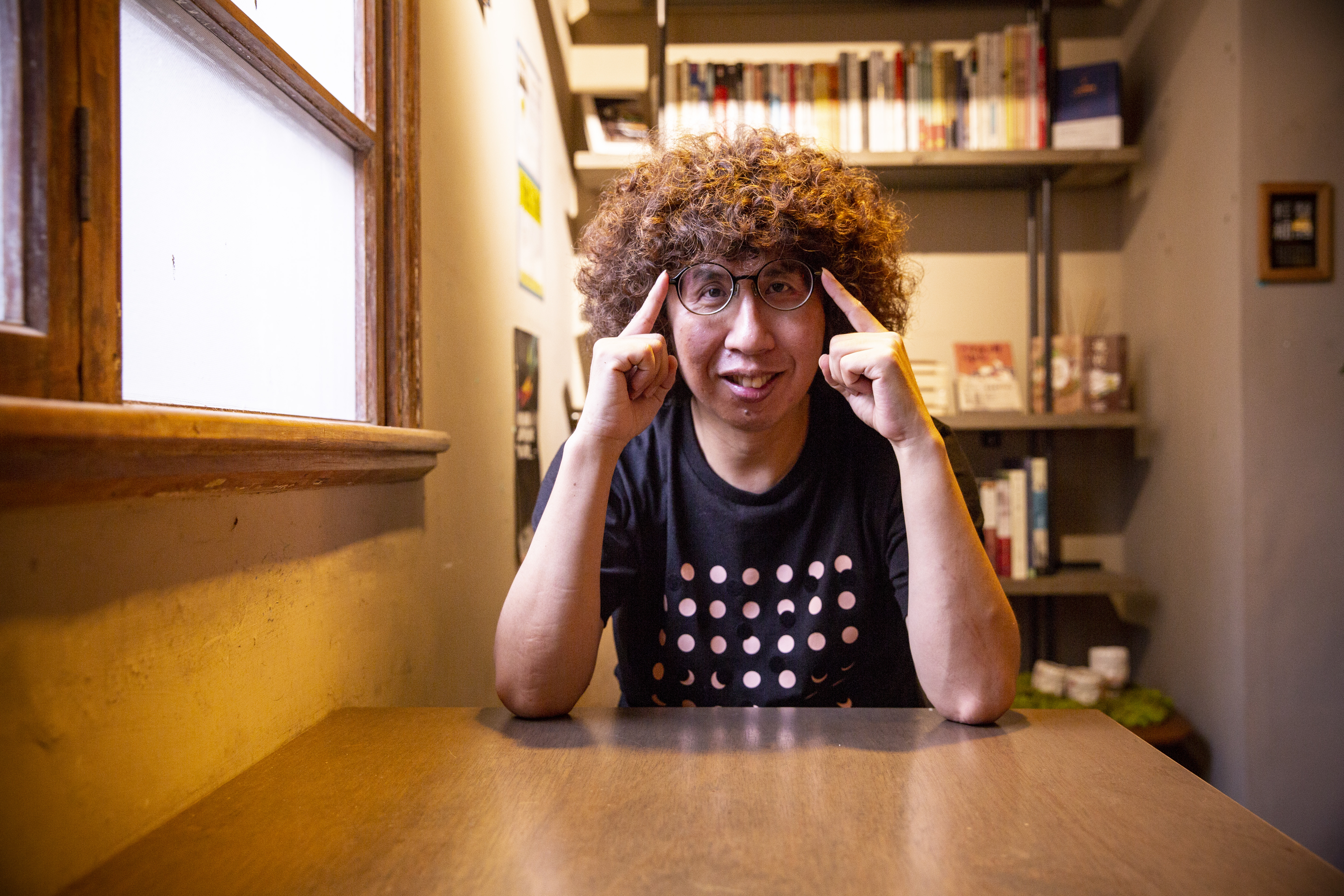 李明璁曾在民進黨中央黨部工作，後因認為國家的問題在於文化，又回歸年少時對文化的熱愛。