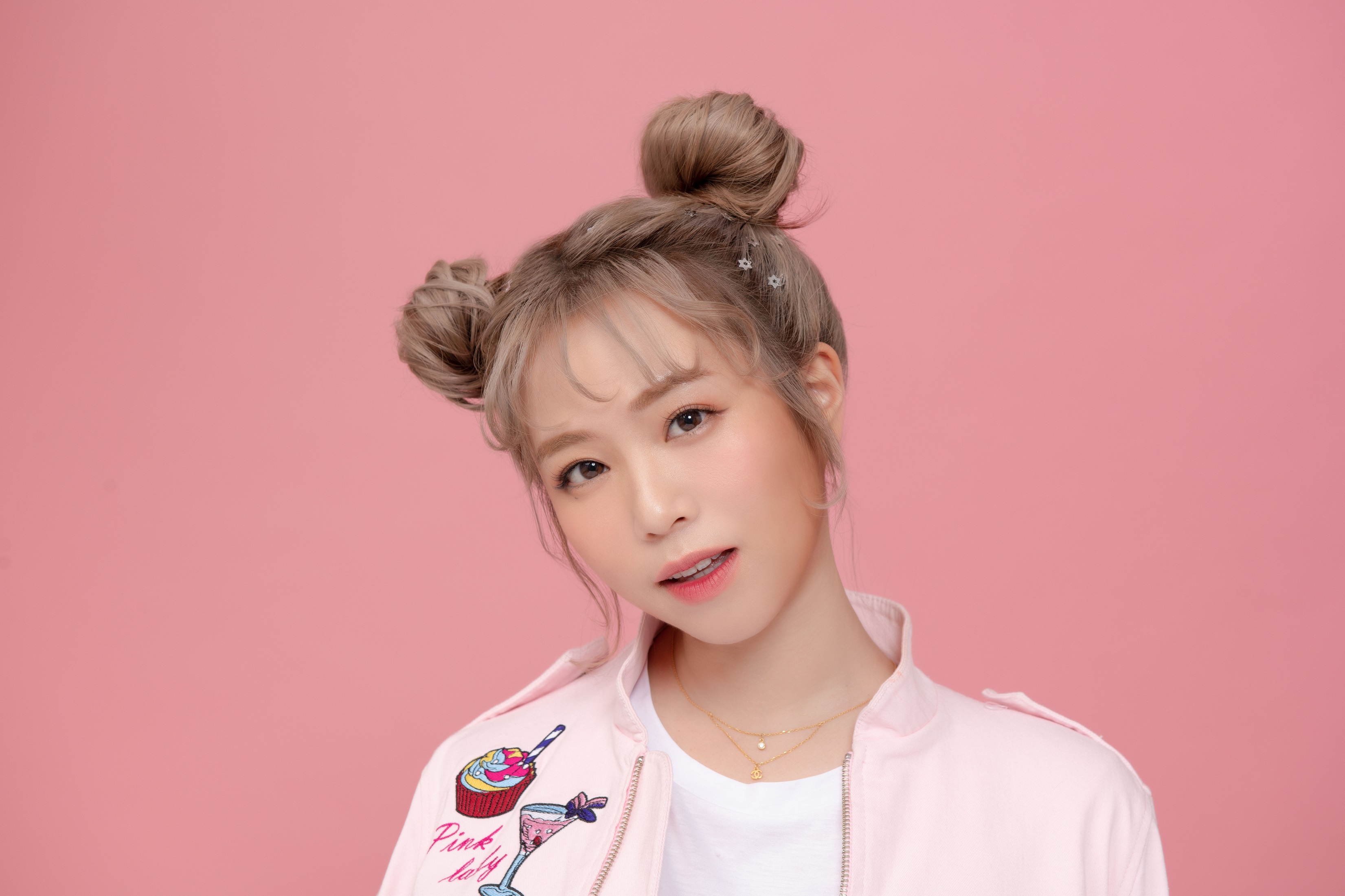 「這群人」創始成員鄭茵聲獨闖歌壇，推出首張個人專輯《預告幸福》。（索尼音樂提供）