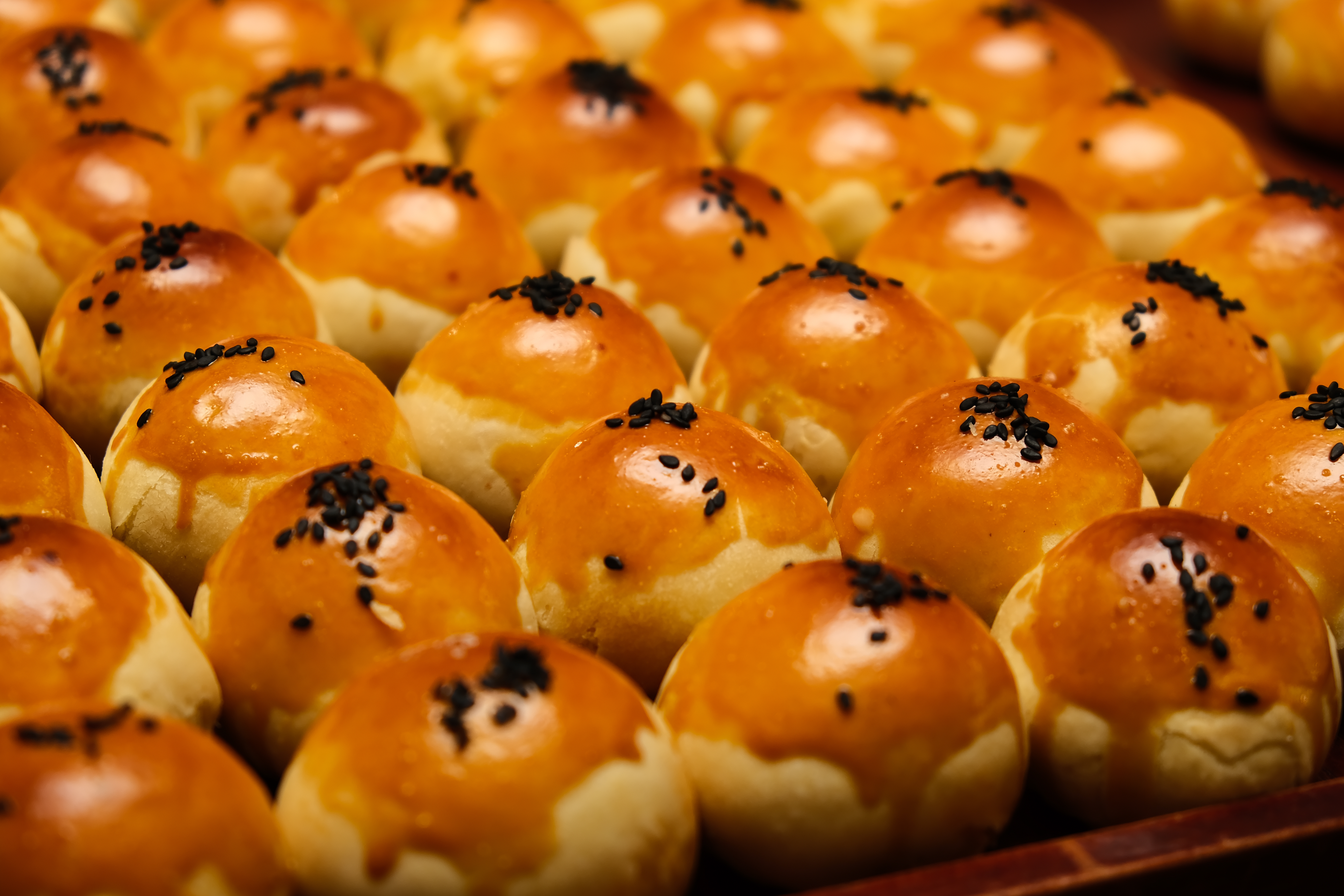 「蛋黃酥」有鳳梨、豆沙、芋泥等口味。（45元／顆）