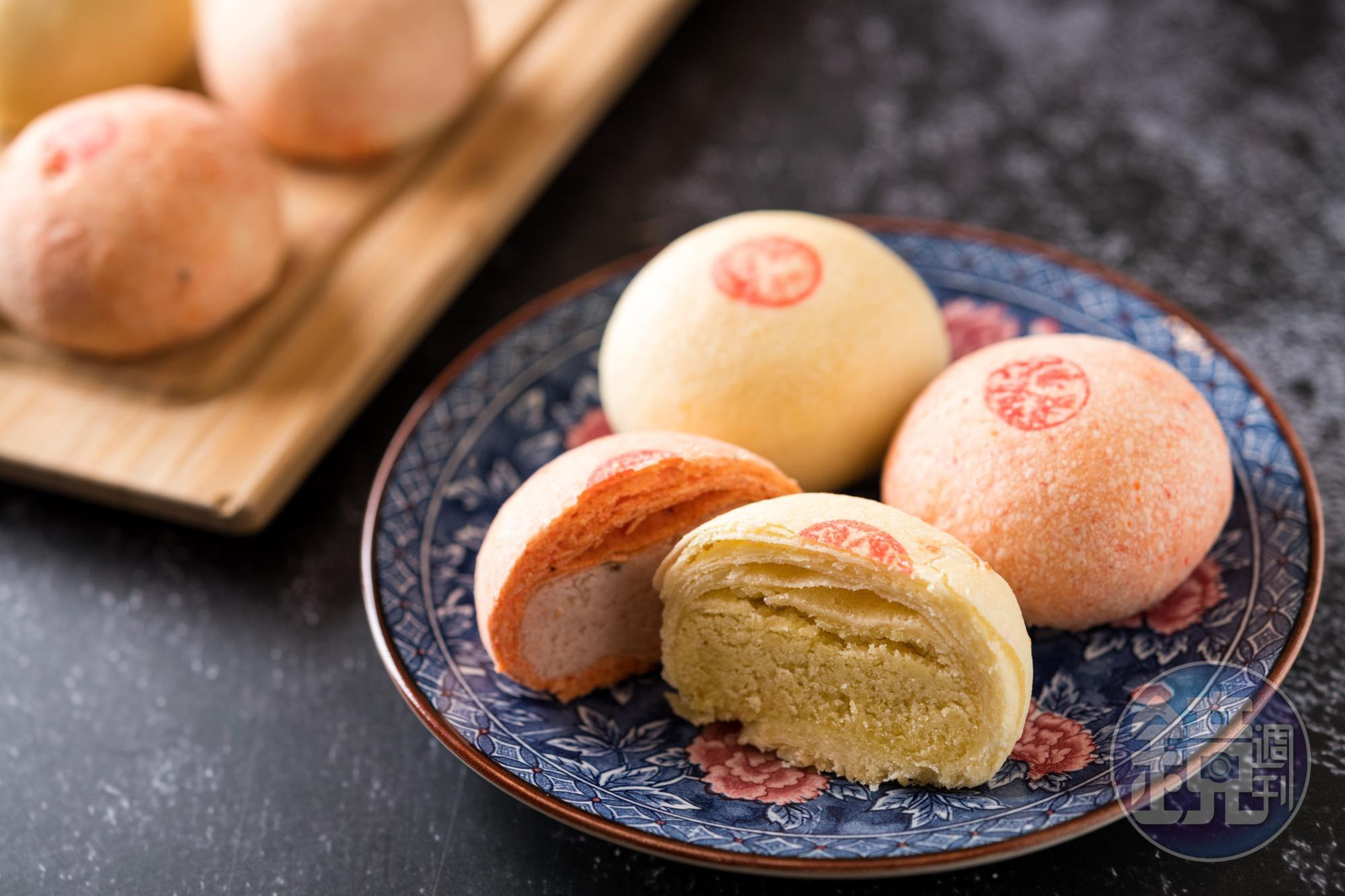 加入話梅和脆梅的「茶梅酥」(紅色)改良自「綠豆酥」(白色),鹹甘值得細品,是今年推出的新口味。(皆45元/顆)