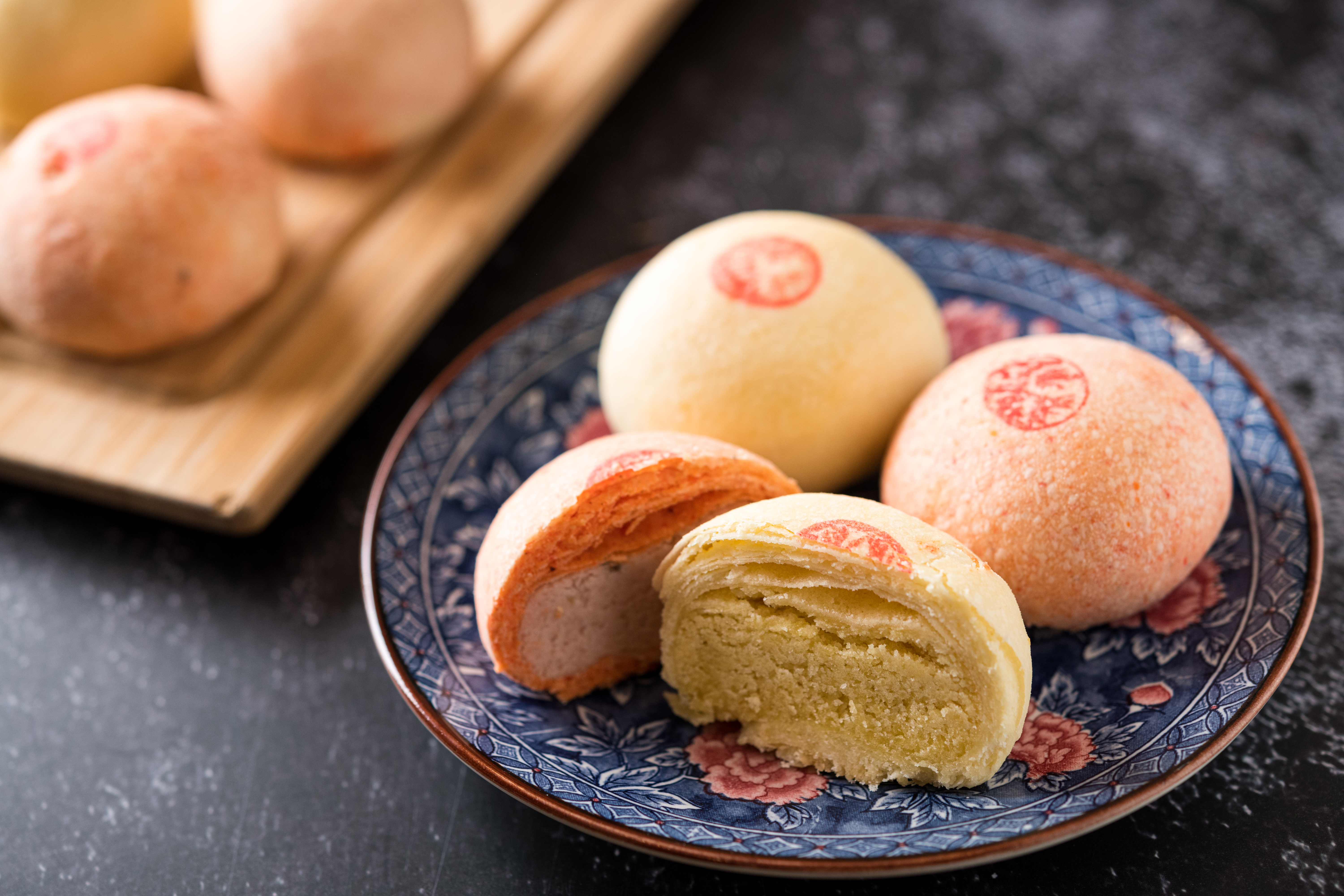 加入話梅和脆梅的「茶梅酥」（紅色）改良自「綠豆酥」（白色），鹹甘值得細品，是今年推出的新口味。（皆45元／顆）