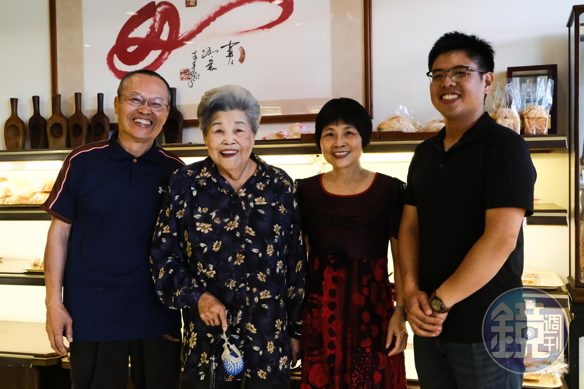 老闆一家祖孫同堂,共同見證南崁人三代青春。