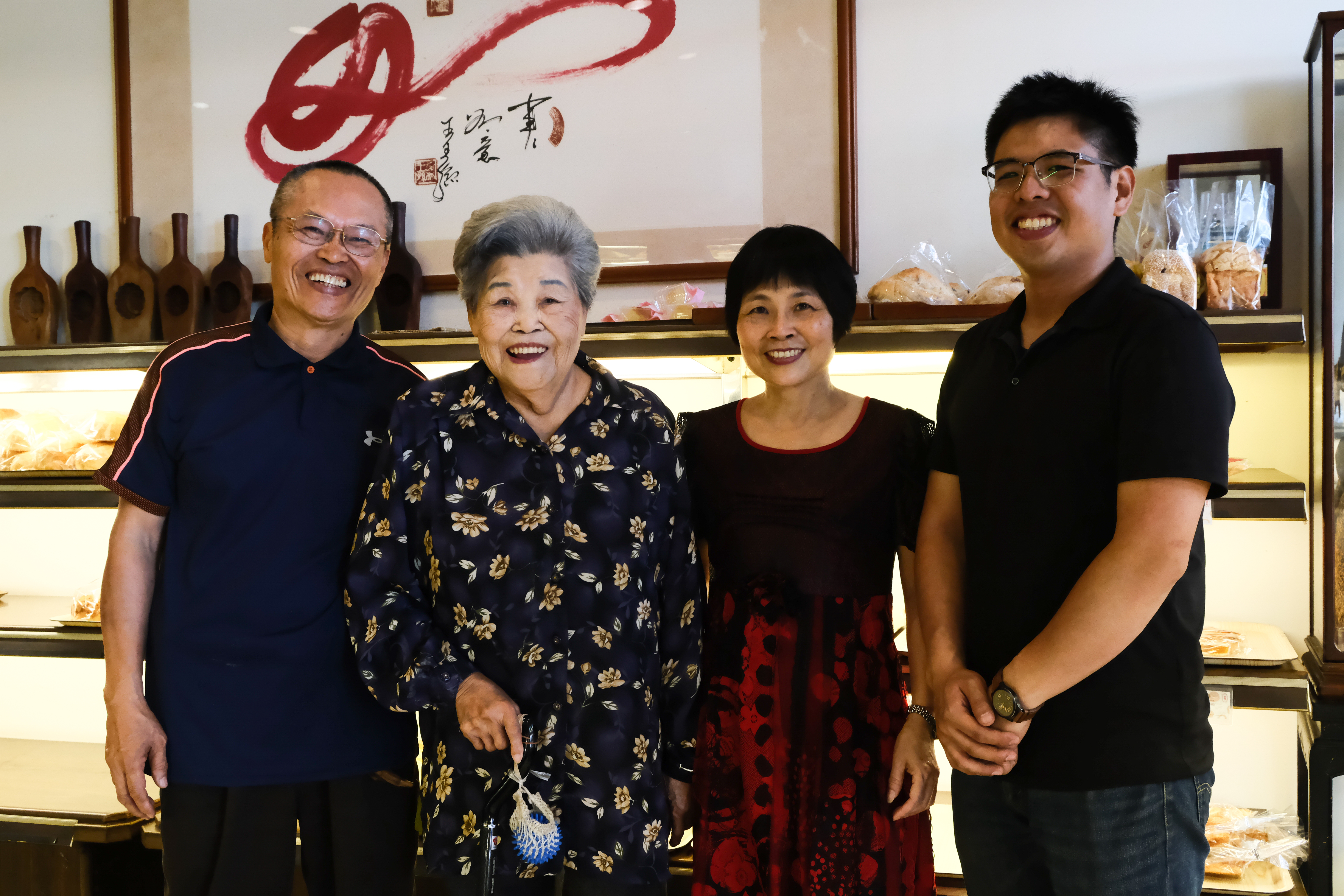老闆一家祖孫同堂，共同見證南崁人三代青春。