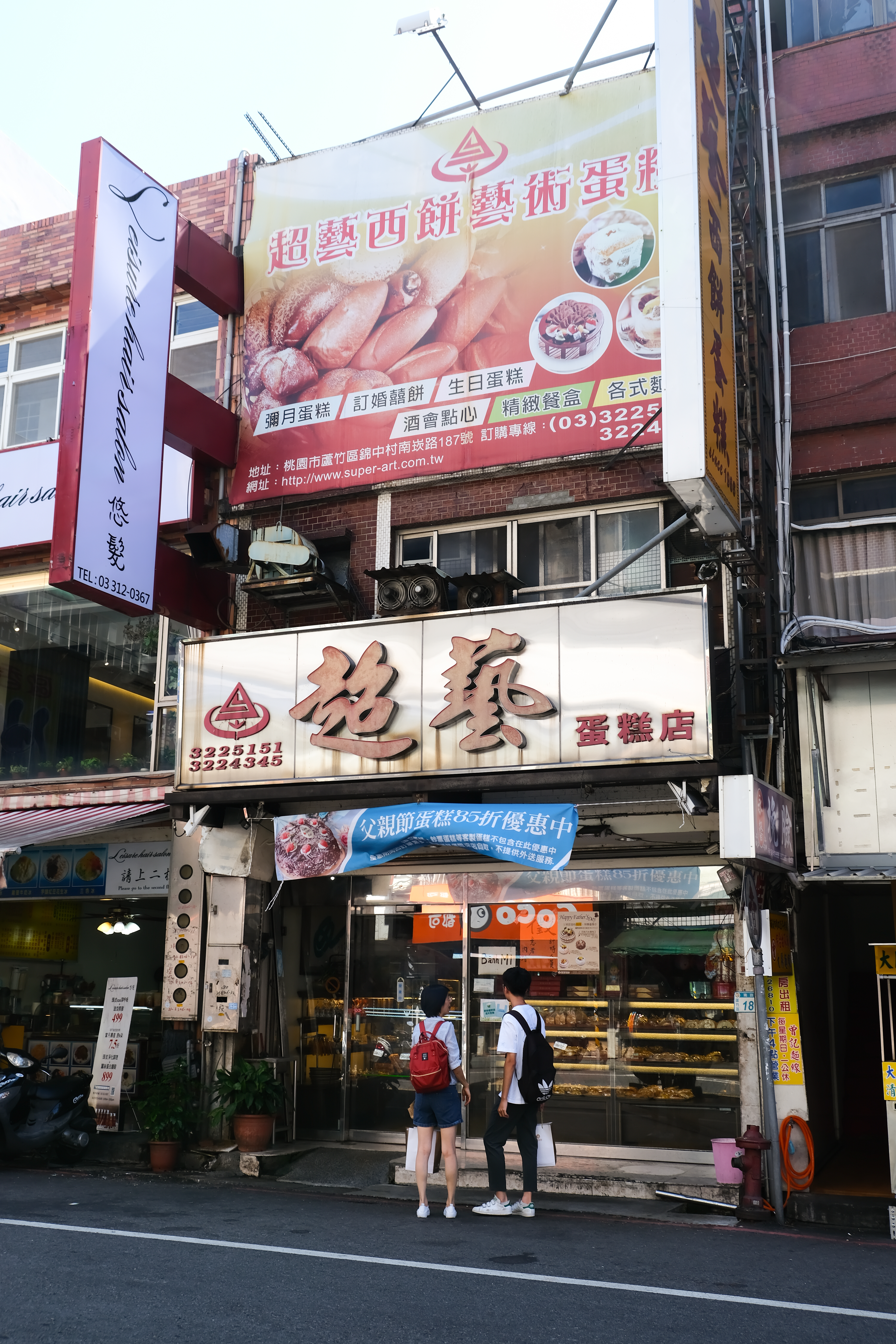 懷舊字體的招牌，有如見證了店家的歷史。