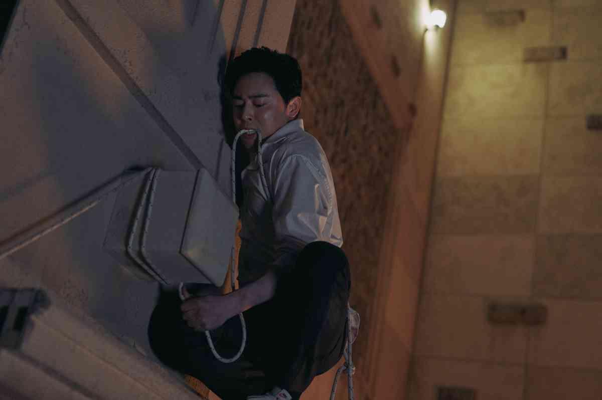 曹政奭在片中有不少驚險的攀登高樓鏡頭，看得令人捏一把冷汗。（車庫提供）