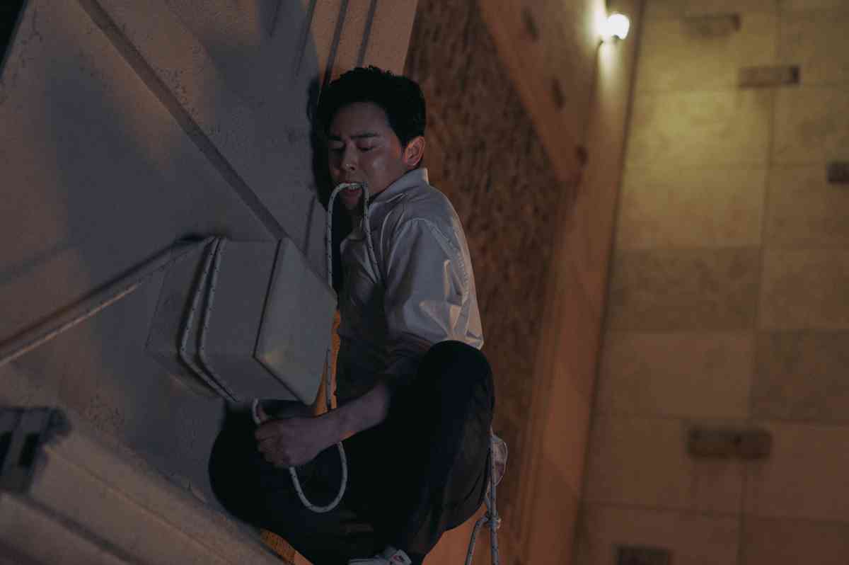 曹政奭在片中有不少驚險的攀登高樓鏡頭，看得令人捏一把冷汗。（車庫提供）