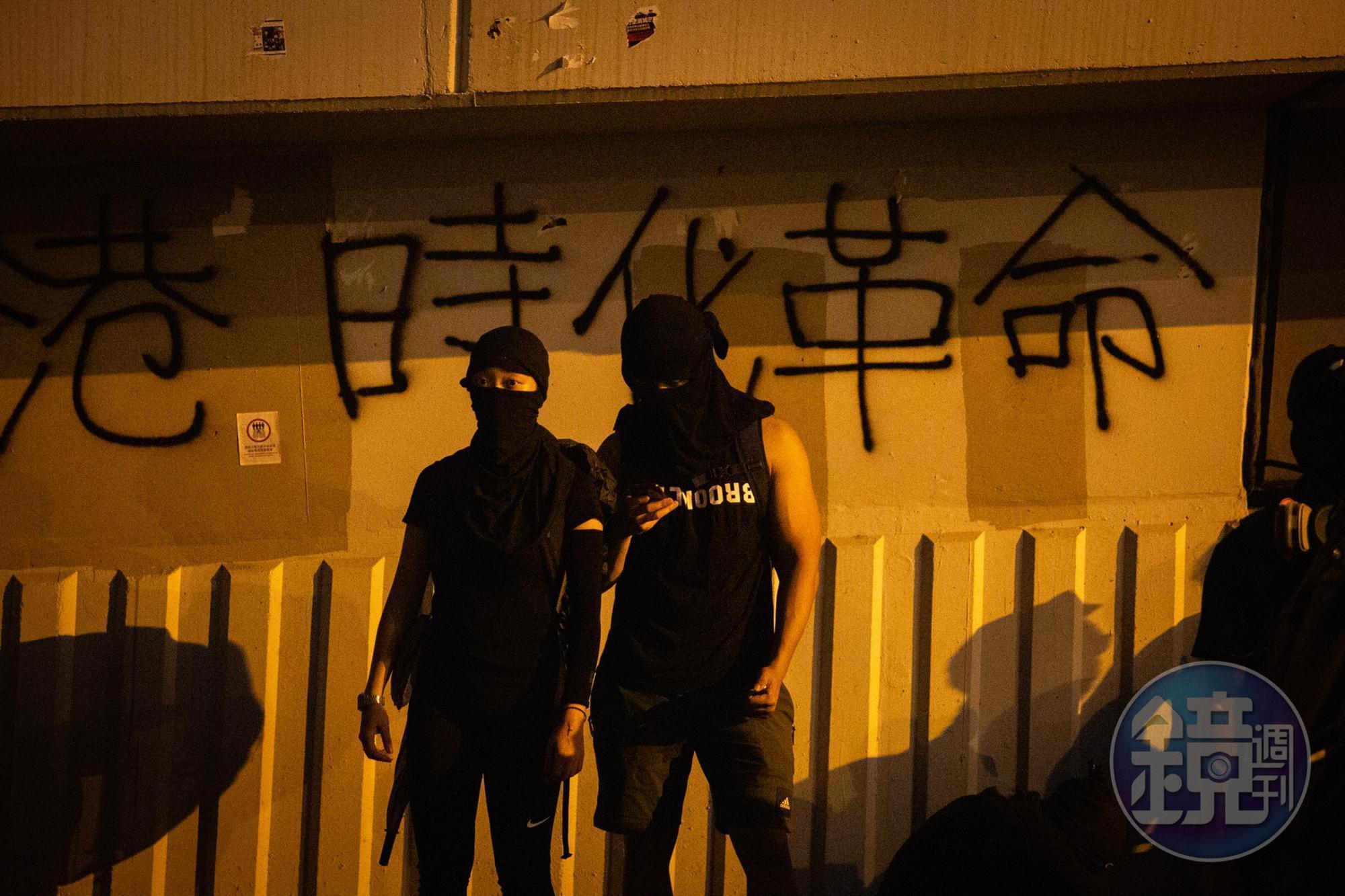 香港示威者黑衣形象清晰,面容特徵被面罩頭巾遮掩。(攝影:林俊耀)