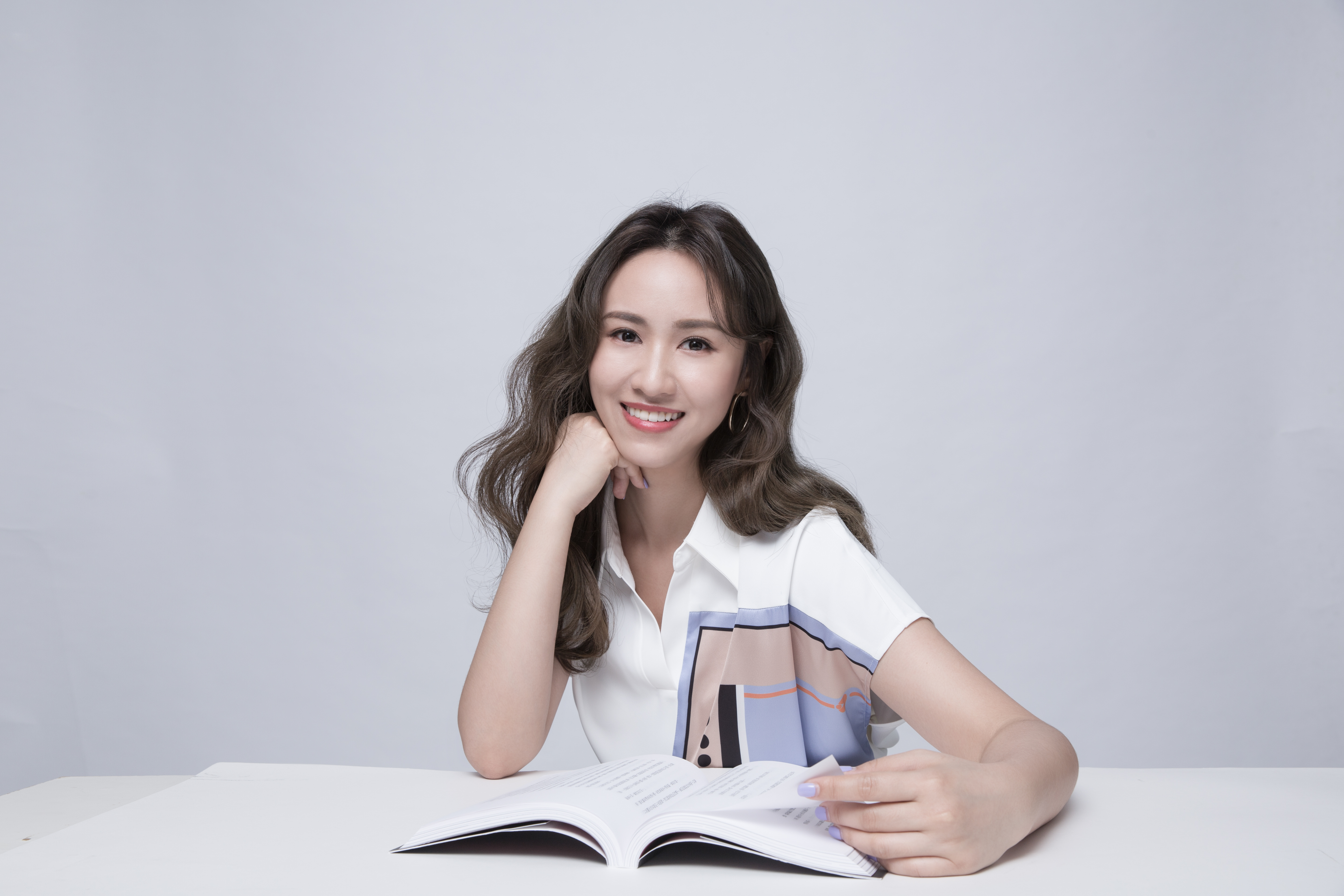 【鏡文學耳朵K書吧】首月打頭陣的主持人，是「全台灣最年輕金鐘獎主持人」的Sandy吳姍儒。（鏡文學提供）