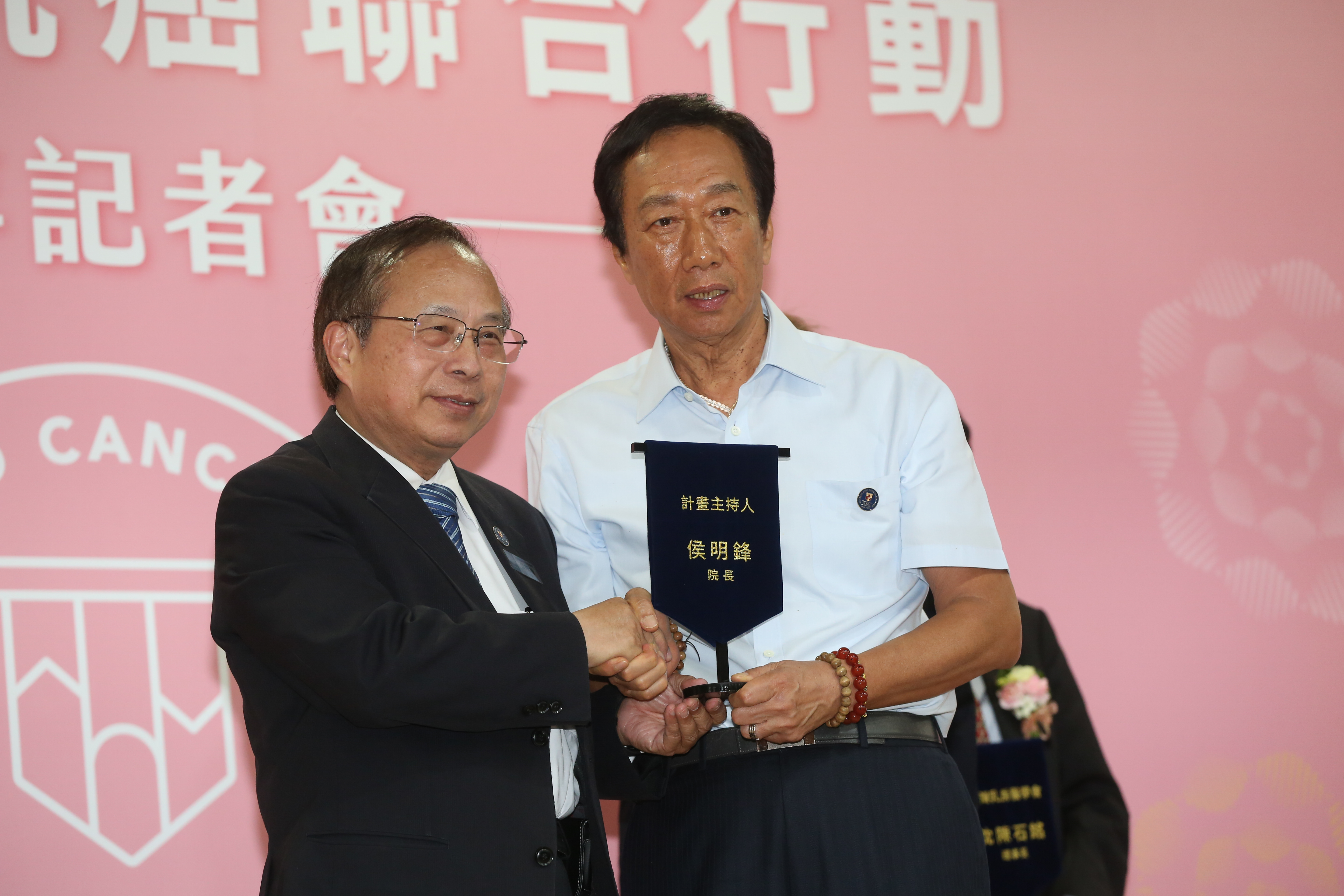 今年5月,郭台銘出席永齡華人抗癌聯合行動記者會,侯明鋒(左)正是該活動其中一項計畫的主持人,兩人也難得同框。