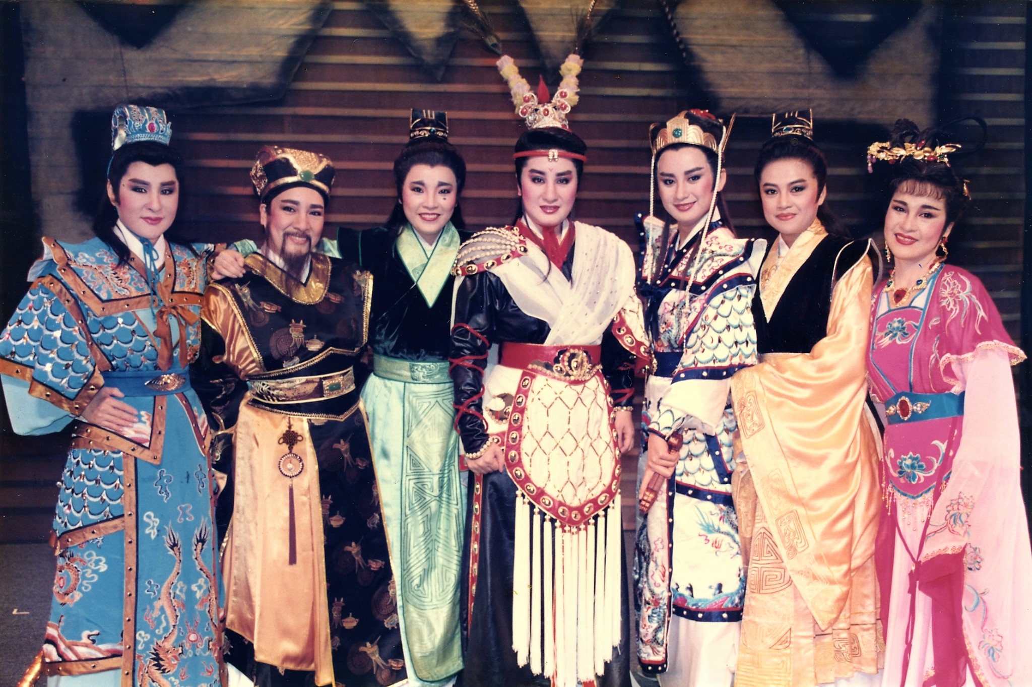 楊麗花（中）與楊麗花歌仔戲成員陳亞蘭（右三）紀麗如（左三）等人演出《呂布與貂蟬》。（麗生百合提供）