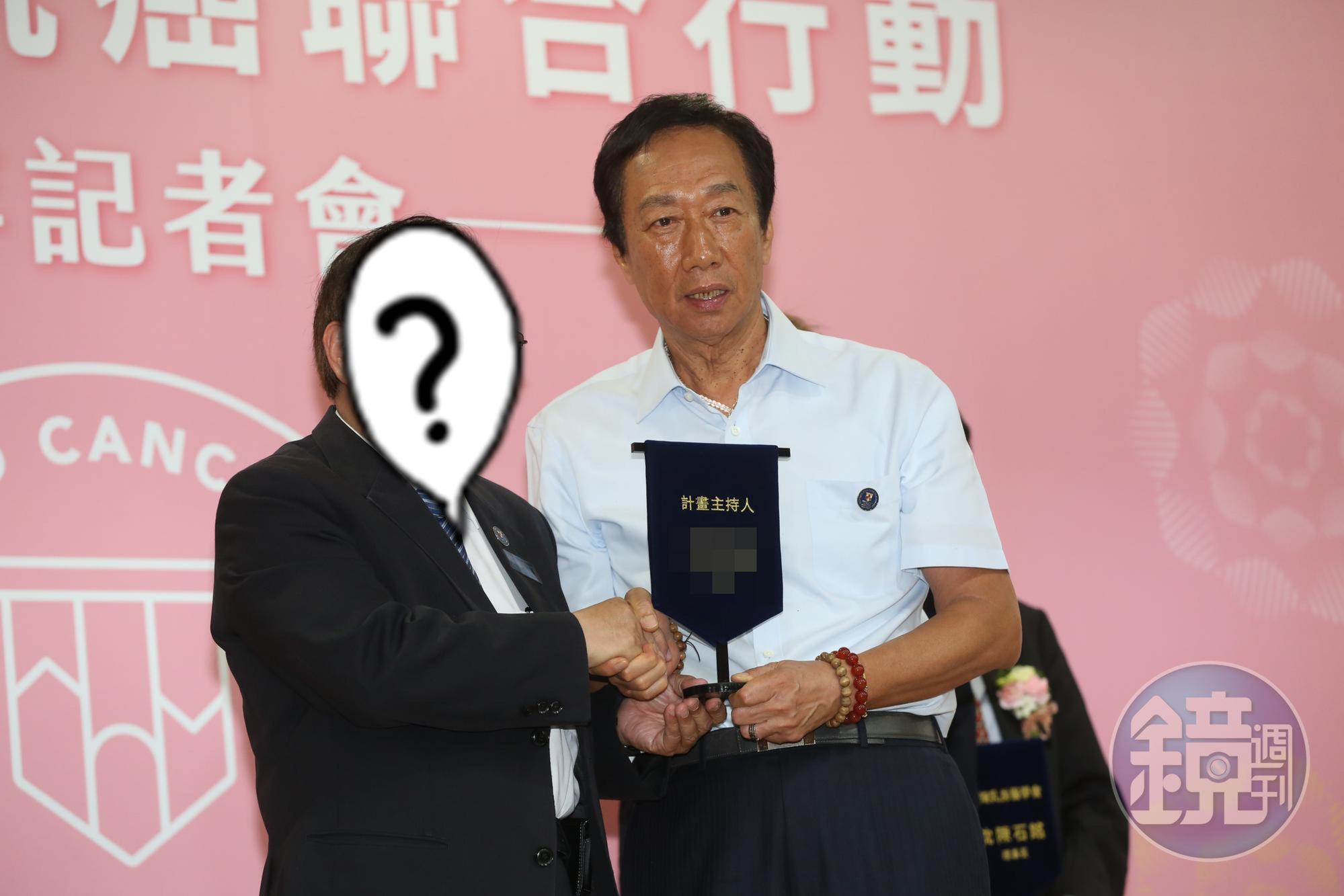 郭台銘（右）參選總統箭在弦上，副手傳出鎖定3方向，其中被郭列為副手名單的他（左）一旦確定，恐將掀起藍營不小漣漪。
