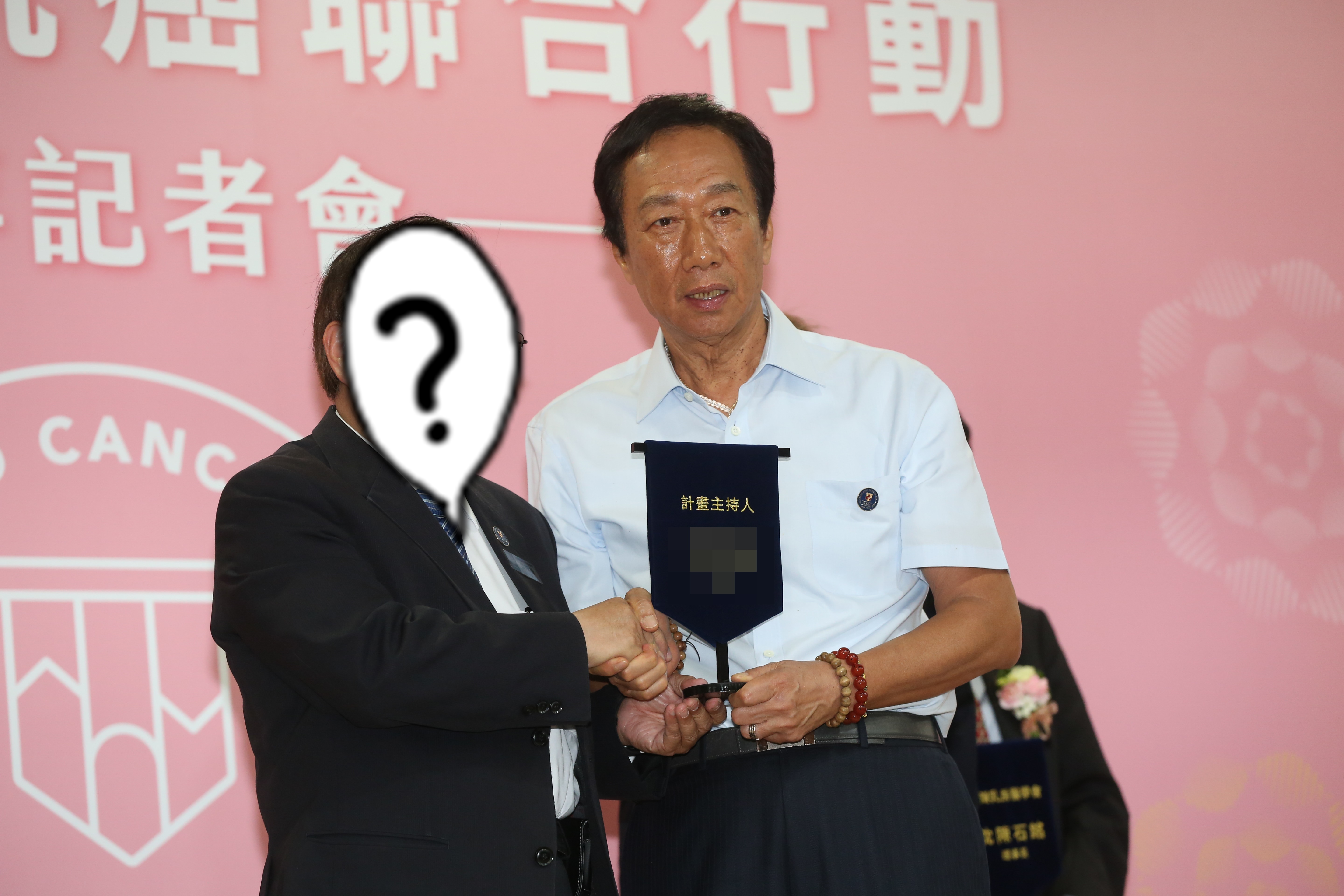 郭台銘（右）參選總統箭在弦上，副手傳出鎖定3方向，其中被郭列為副手名單的他（左）一旦確定，恐將掀起藍營不小漣漪。